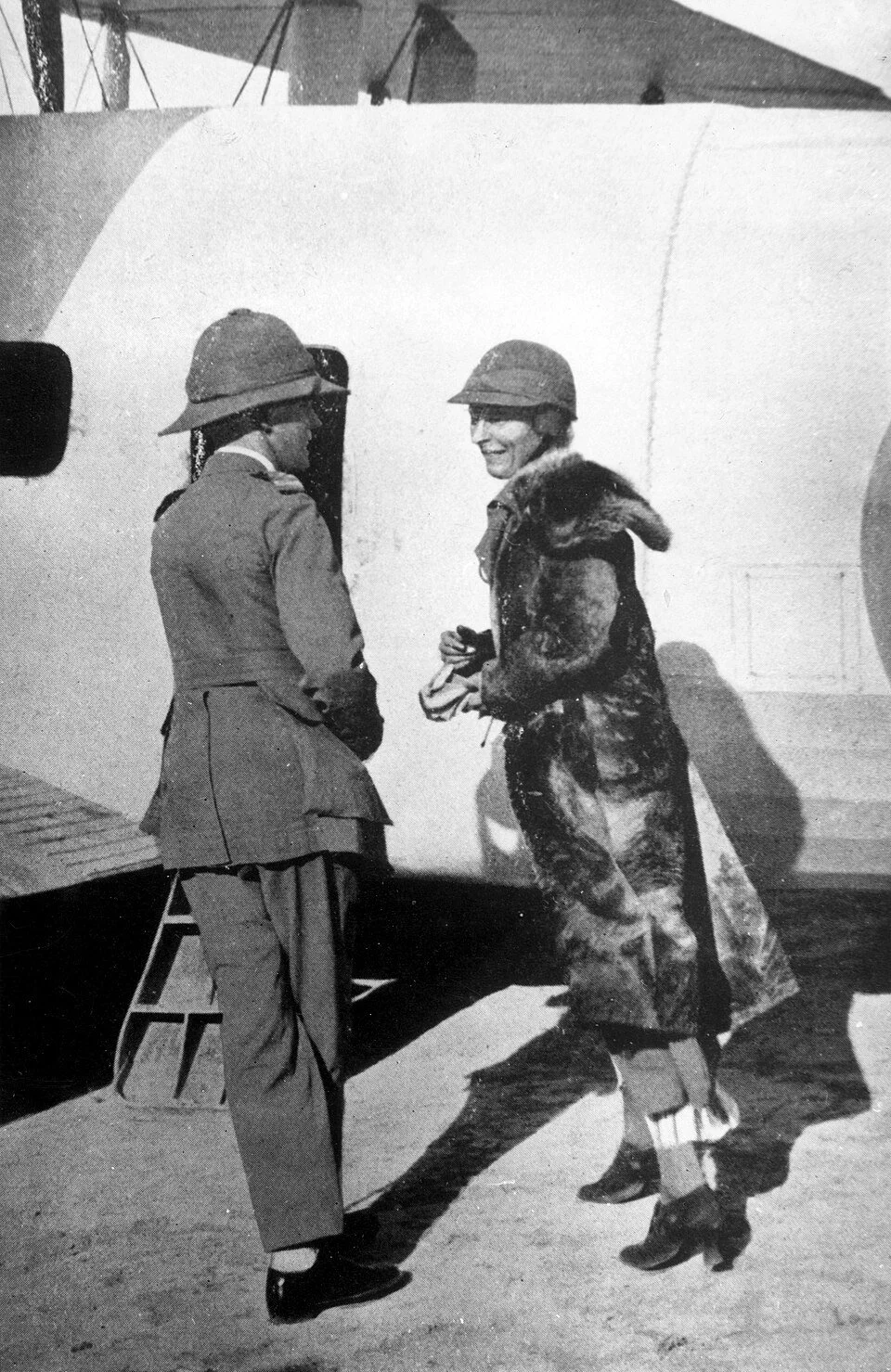 Gertrude Bell in front of plane