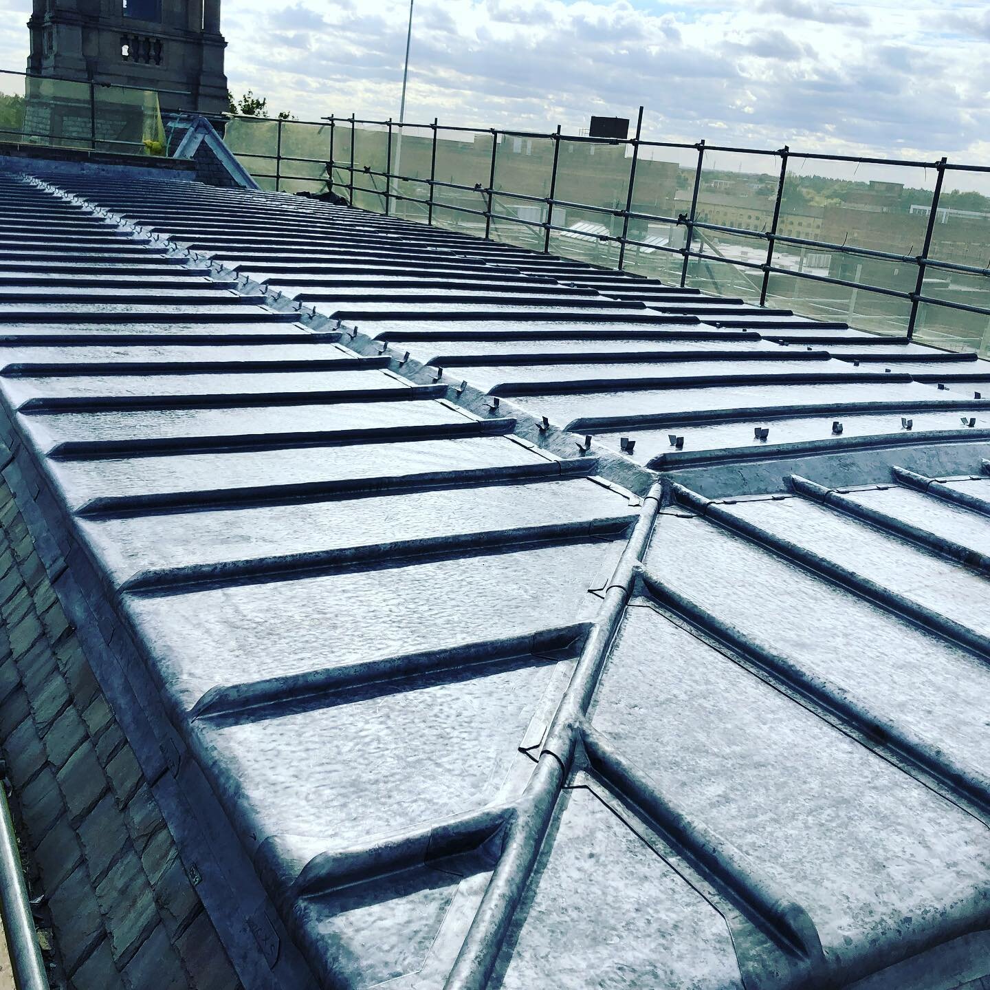 6 ton flat roof of code 8 sandcast sheets, with welted panel flashing onto to slates. 📞07983131947 #leadroofing #leadroofingdetail # #leadwork #teamworkmakesthedreamwork #leadroofer #leadwelding #heritage #leadroofingspecialists #leadroofingdetail #