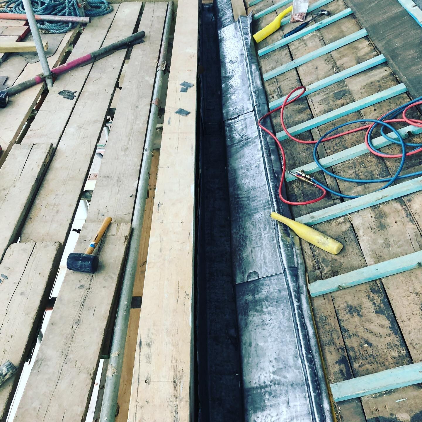 New code 8 gutters  which had to be made out of position and  a very deep sump,with a cover flashing &amp; a new lead valley ready to be slated back in. 📞07983131947.
#leadroofing #heritageroofing #leadroofingspecialists #leadroofingdetail #leadboss