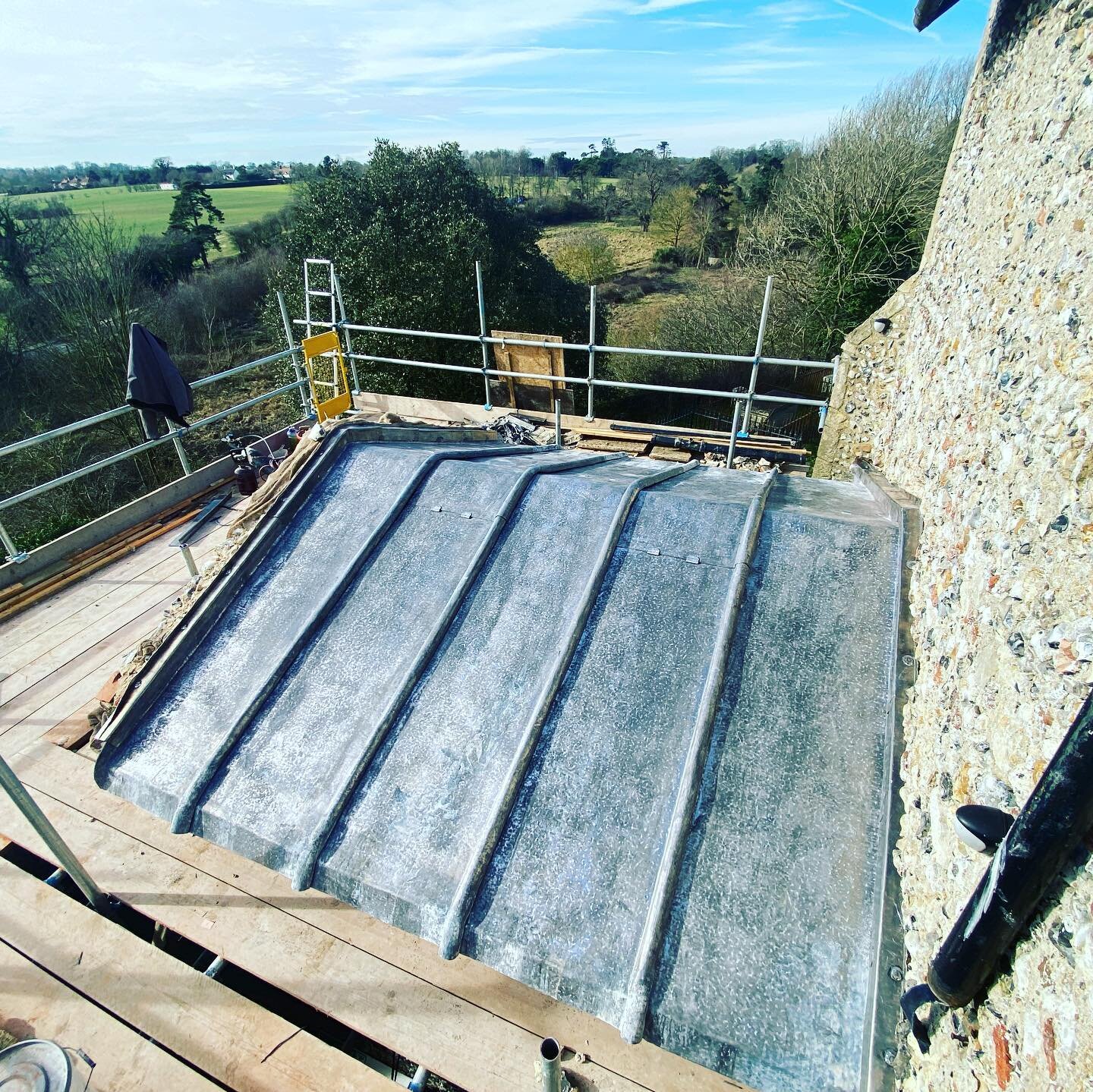 Loved working with @tyrrell.builders doing this little code 8  sandcast hollow roll porch in the ☀️ for them , finished with some milled lead flashings with that crisp edge. #leadroofer #leadroofing #churchroof #churchroofing #history #heritage #heri