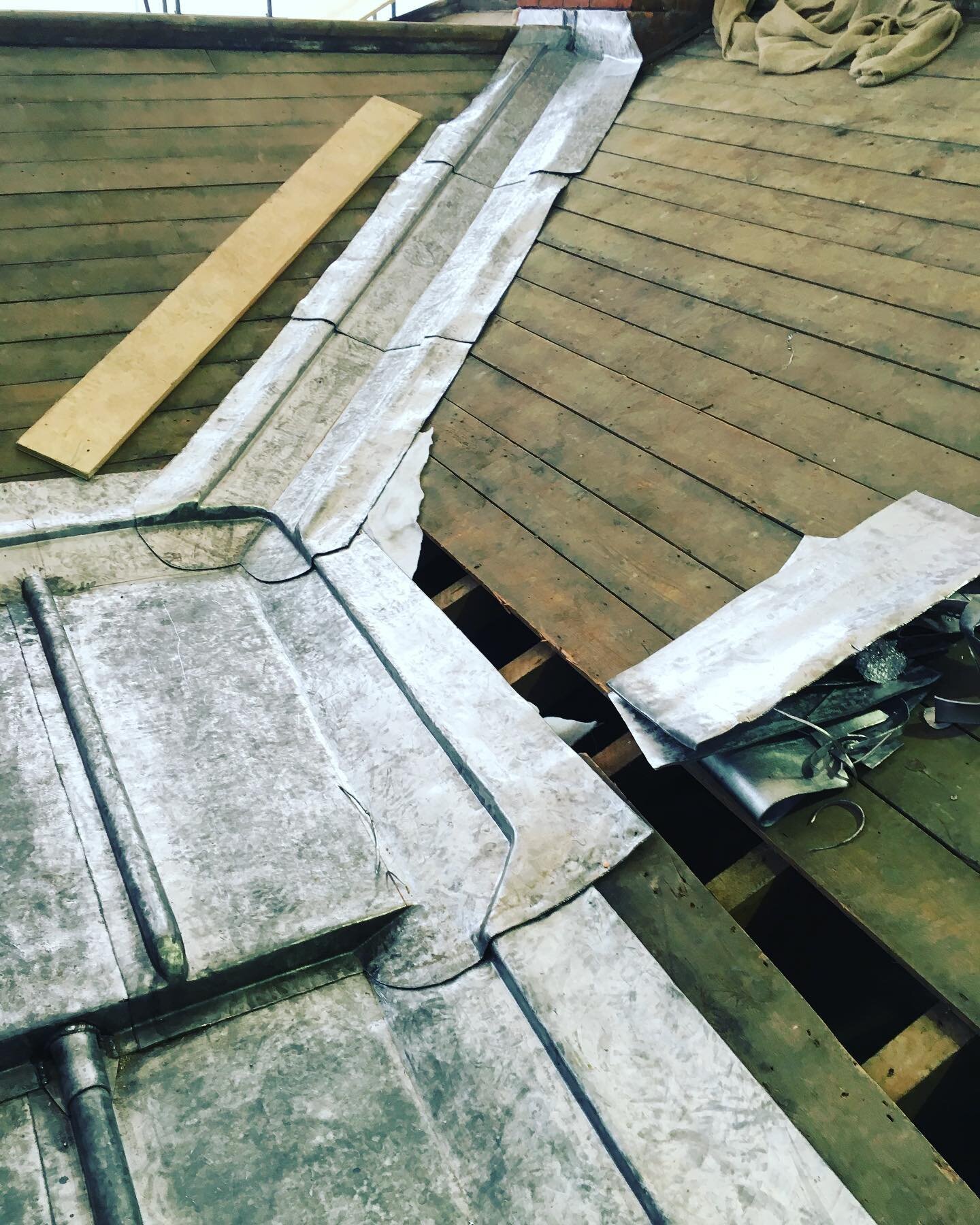 New code 8 sandcast gutters, drilled and screwed flashing, ready for the roof to be slated. 📞07983131947
#leadroofing #leadroofs #leadworker  #leadworkspecialists #heritagebuilding  #leadroofingspecialists #leadbossing #leadroofer #heritage # #leadw