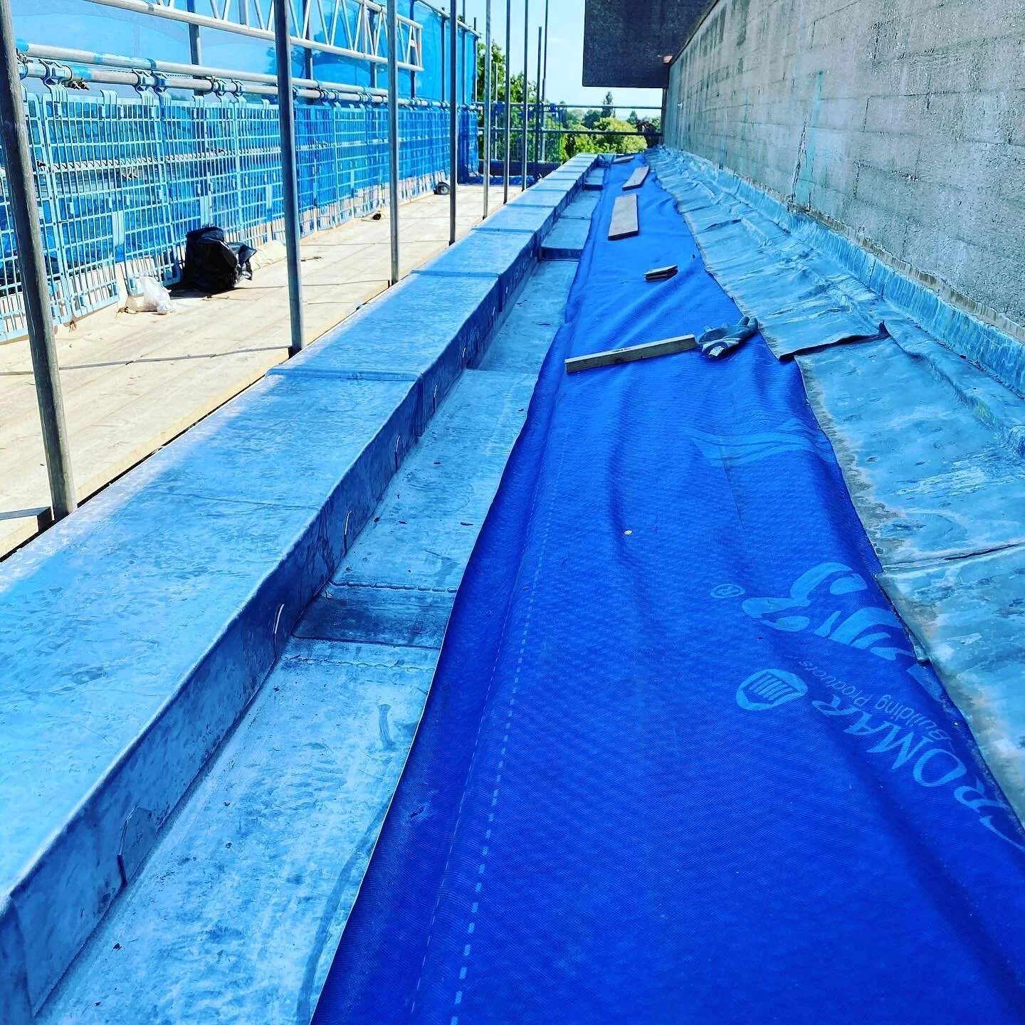 New code 7  sandcast gutters with t-Pren expansion joints, welted capping on a stainless trim, finished with some code 5 flashings with a welted edge. 📞07983131947
#leadroofing #leadroofingdetail  #heritage  #collegeroofing  #college #heritage #lead