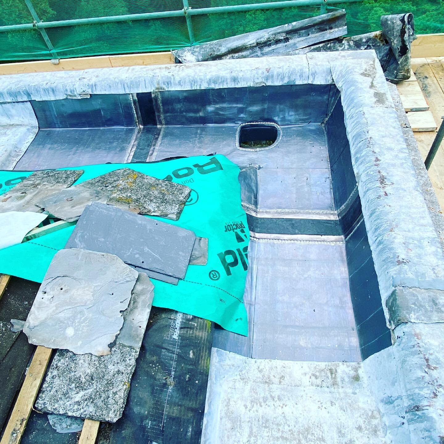 Sun was shinning this time ☀️ for Another L Shaped gutter replacement, this time we welded Expansion joints so the gutter can move a lot easier instead of being welded as one complete gutter like before which is why it was full of splits and cracks. 