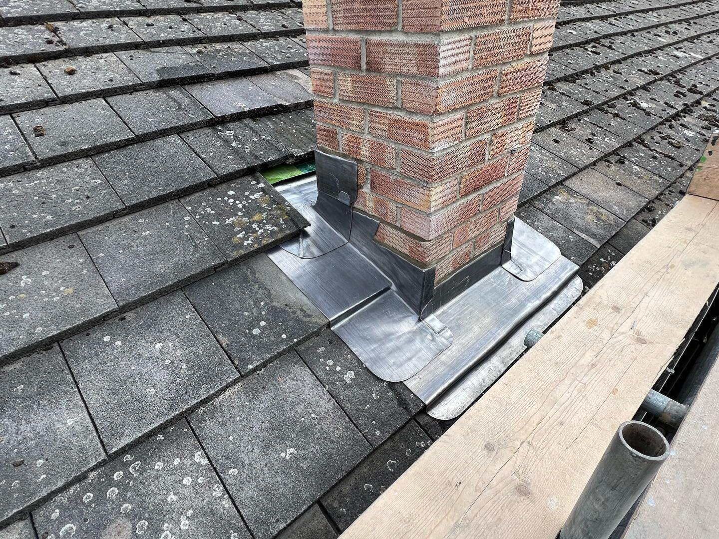 A nice simple yet effective chimney flashing replacement, the several attempts to patch it has come to an end.📞07983131947  #leadwork #leadworker #leadworks #leadworkspecialists #leadroof #leadroofing #leadroofer  #teamworkmakesthedreamwork #leadwel