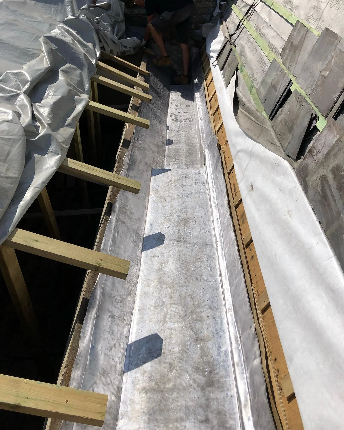 New code 8 sandcast gutters, this one was fun getting these sheets down into situ, we got there tho, 📞07983131947#teamworkmakesthedreamwork,
#leadroof #leadroofer #leadroofing #leadroofingspecialists #leadroofing #leadroofingspecialists #leadwork #l