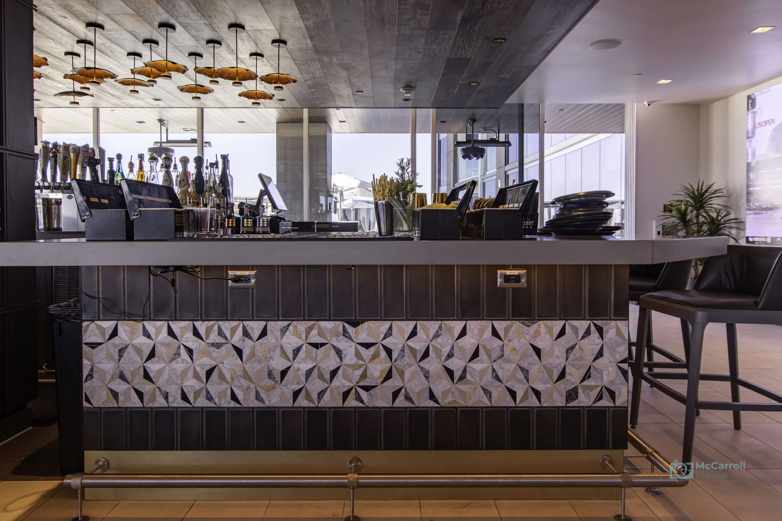 Caesars Republic — The bar / Geometry and material