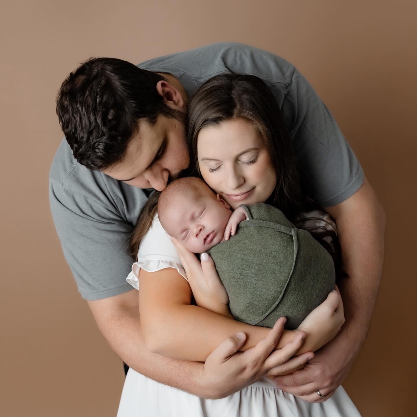 Happy Sunday!! I love this new background color for studio newborn photos! I now have 3 colors to choose from when booking a newborn in my in-home studio (and of course all the wraps!).
I offer newborn sessions in your home or mine! All sessions incl