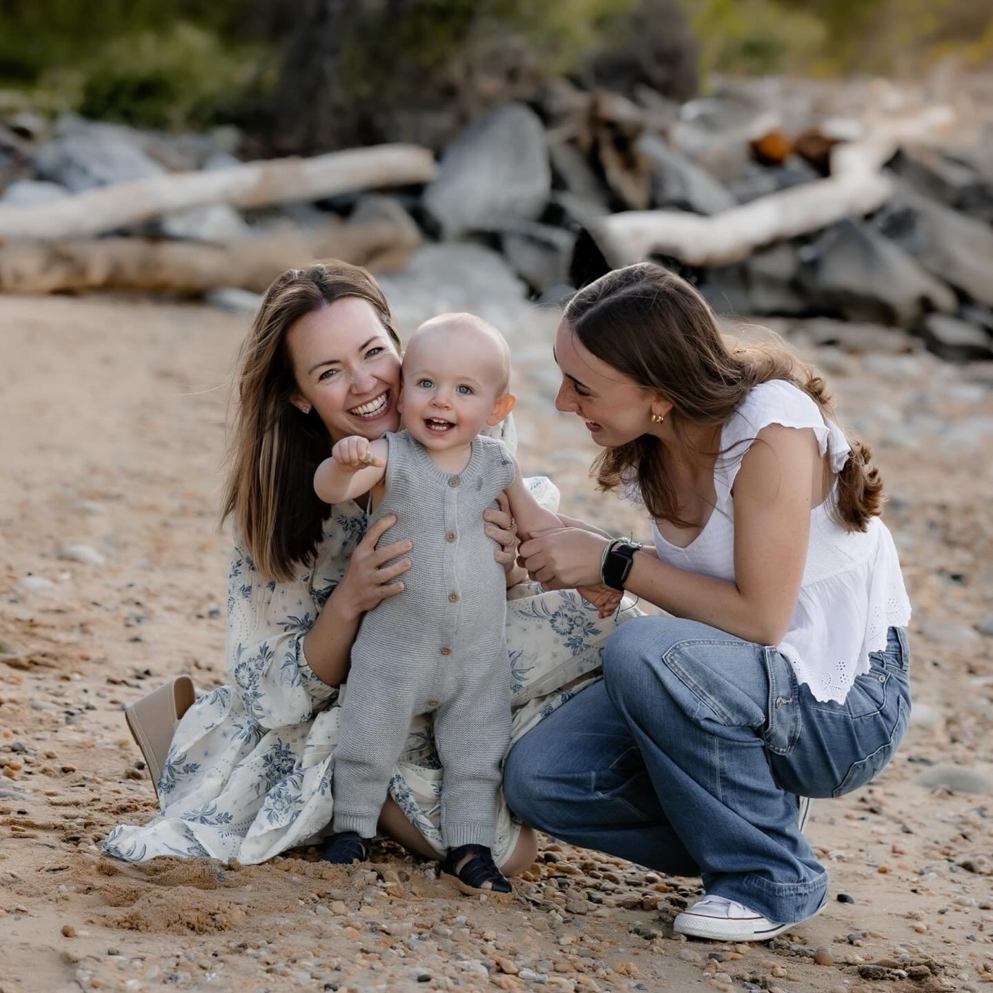 Sending out this gallery soon from River minis of mom and big sis! Love seeing this little guy again and his amazing smile! I may have had a few flyaway hairs to edit out on this super windy day 😄