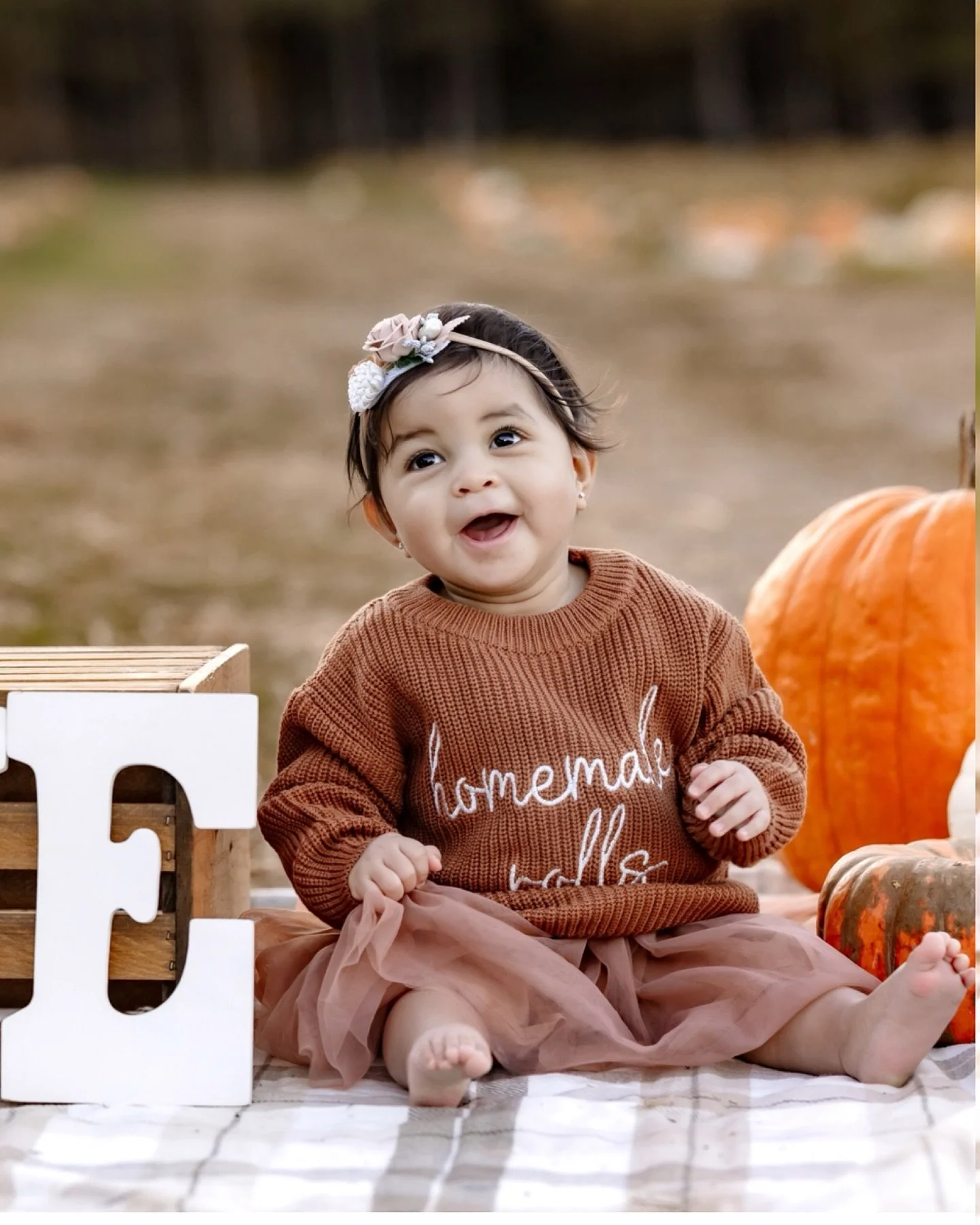 We couldn&rsquo;t have asked for a cuter fall day for this cake smash &mdash; pumpkins, frosting, and plenty of smiles.
(And with Halloween today, it feels extra fitting to celebrate with something sweet! Especially this yummy cake from @jaescakess !