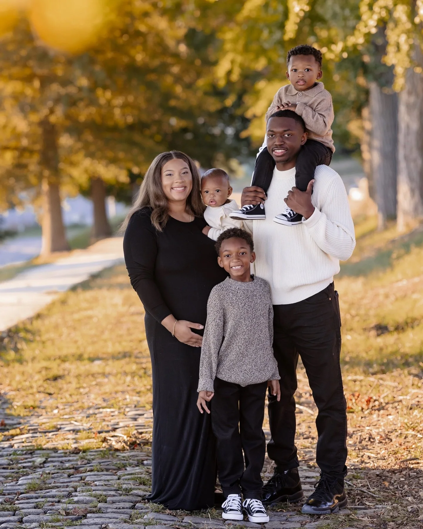 Just look at this adorable maternity session 😍 These little ones were the sweetest &mdash; I just know their newest sibling is going to be such a cutie too!

I had the best weekend of fall minis with perfect weather and the most gorgeous leaves 🍁 W