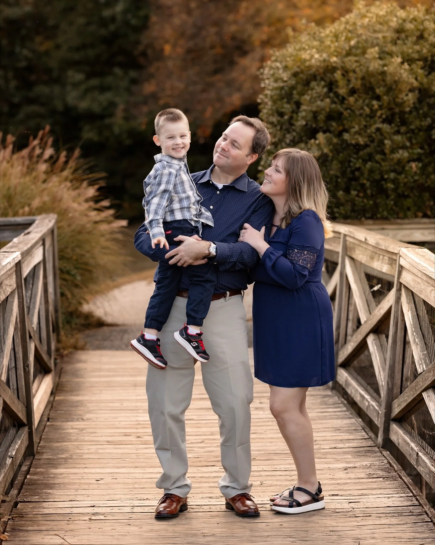 So excited to finally share this adorable family! 🥰 Basically, if you see me posting, it probably means your gallery is almost ready to be delivered! 😍 I&rsquo;ve had so many gorgeous families in front of my camera this season, and I can&rsquo;t wa