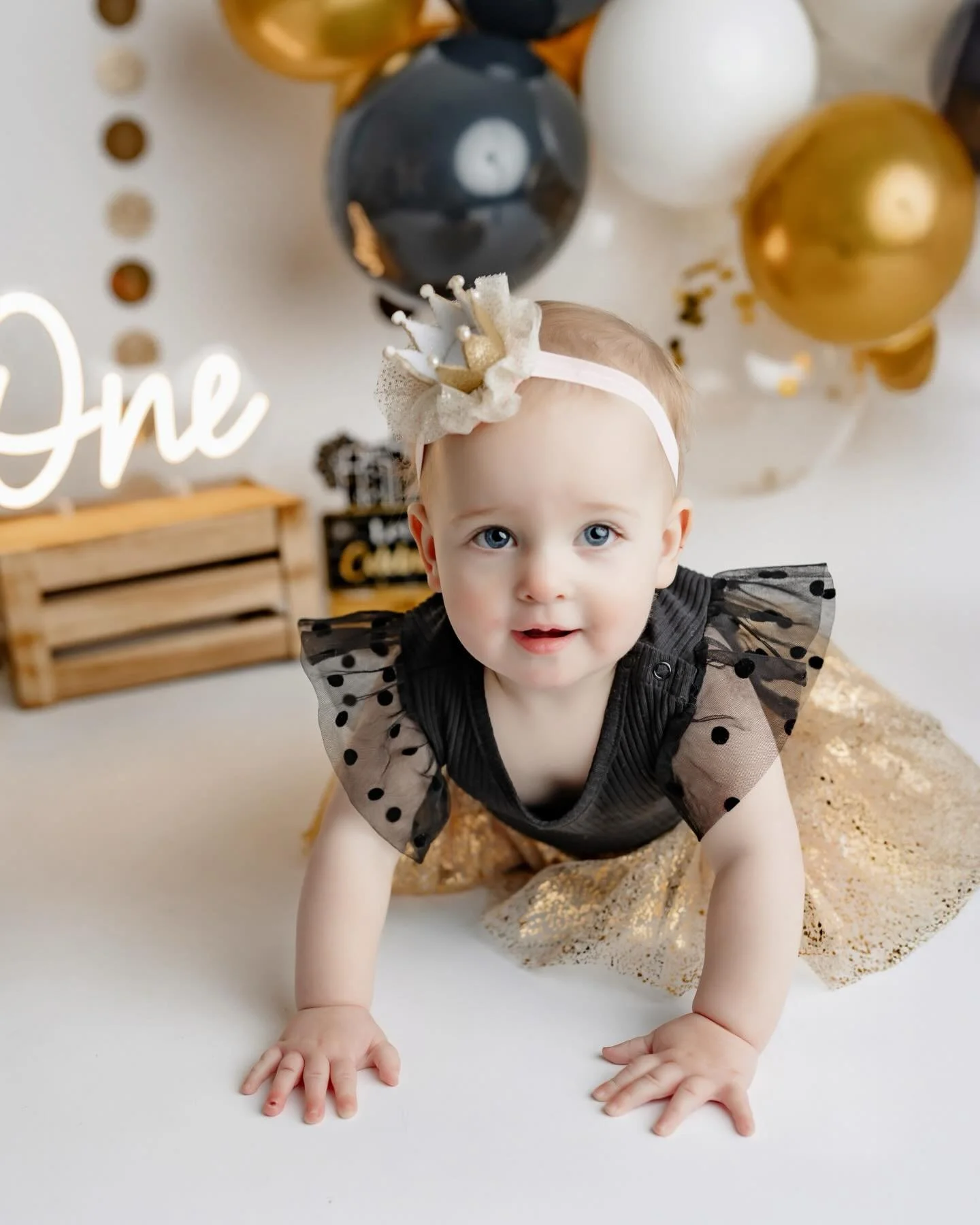✨🎉 A little New Year&rsquo;s Eve magic in the studio! 🎉✨

We went full NYE vibes for this milestone cake smash because this sweet girl turns ONE tomorrow! 🎂
What better way to celebrate than sparkles, smiles, and a little cake before we ring in a 