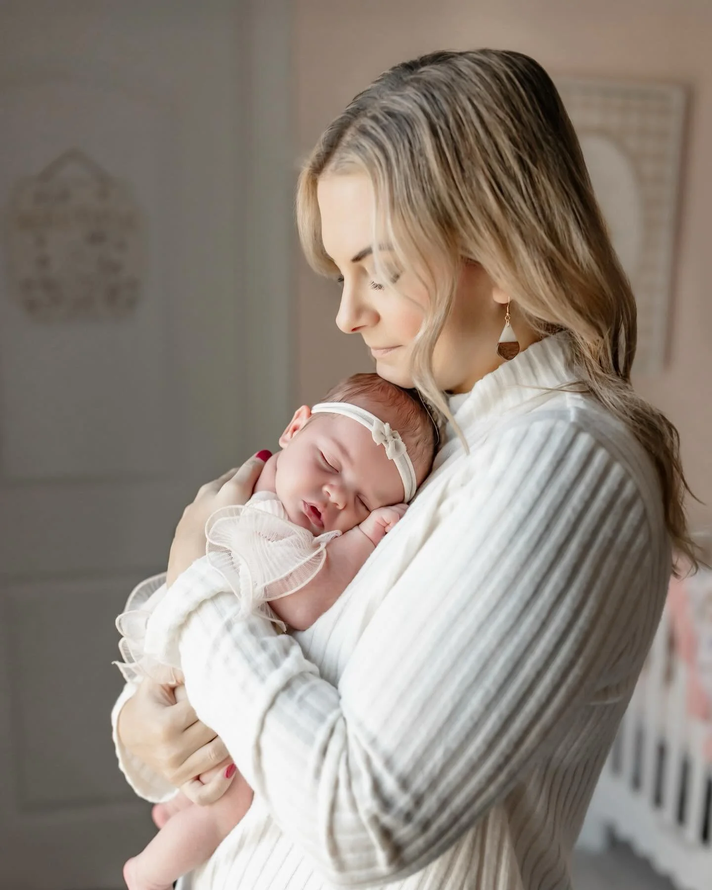 Last week was full of tiny babies, sleepy snuggles, and so many in-home newborn sessions 🤍
I&rsquo;ve been loving these cozy, indoor days lately &mdash; soft window light, calm mornings, and getting to document those early newborn moments in a relax