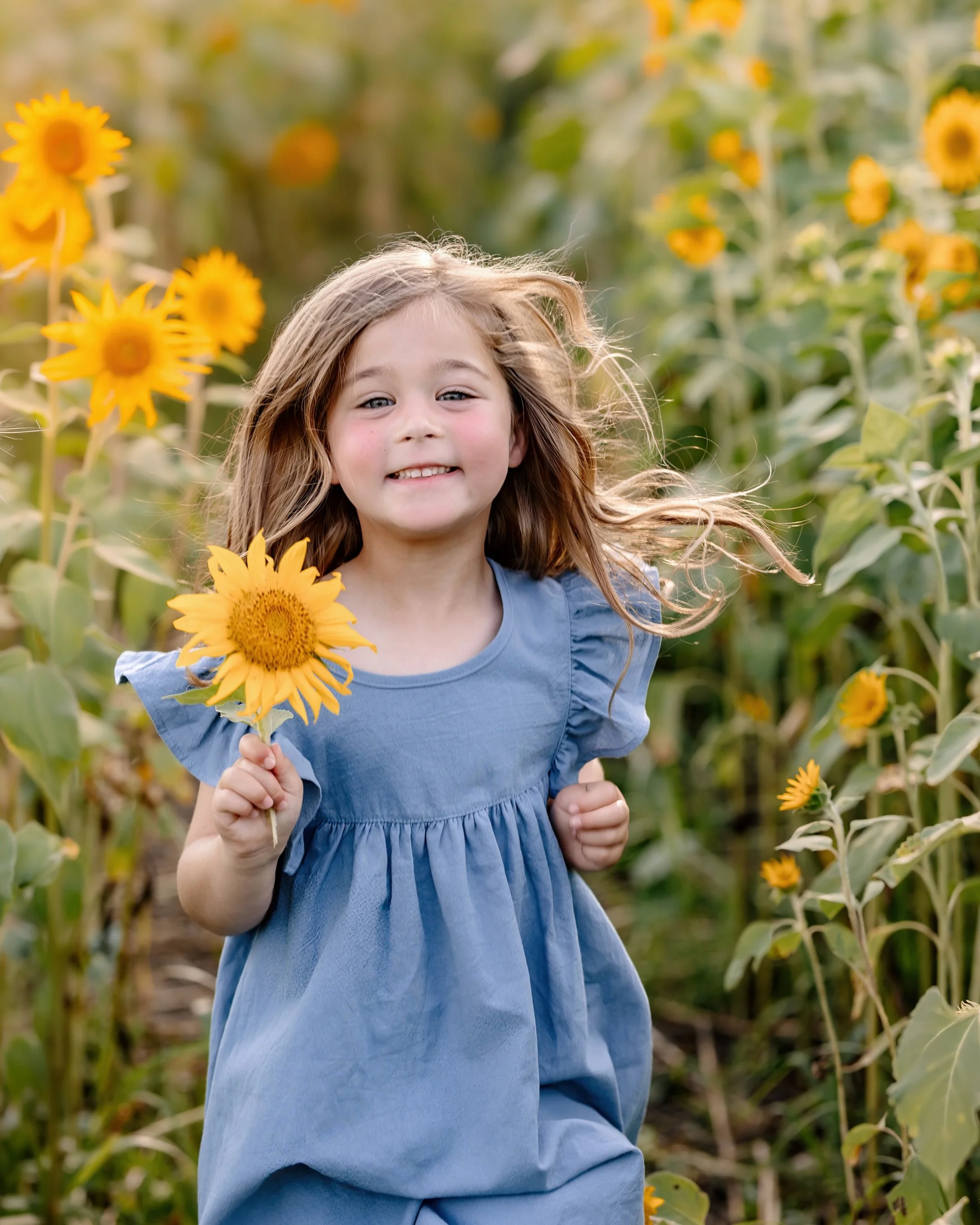 These two were absolutely adorable! 🌻💛 Big sister was all smiles, and baby brother was the sweetest little model for his milestone photos. I just love how sunflower sessions make such a beautiful backdrop for capturing these special moments.

Mini 