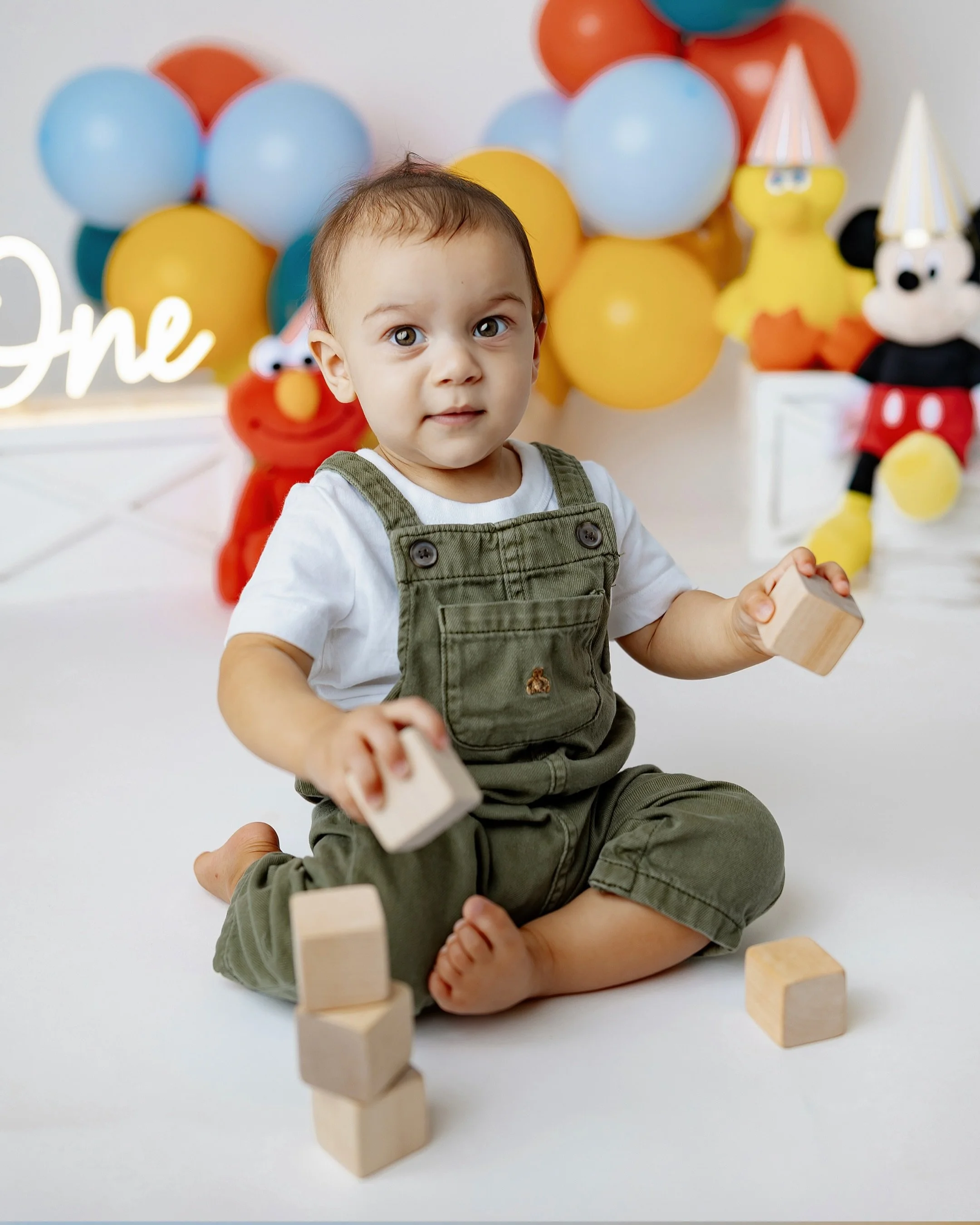 Cake smash sessions are so much fun, especially when we can get two completely different looks in one session! 🎂✨

For this one, we used the flash setup with balloons for a fun birthday look, then switched over to the light wall for something softer
