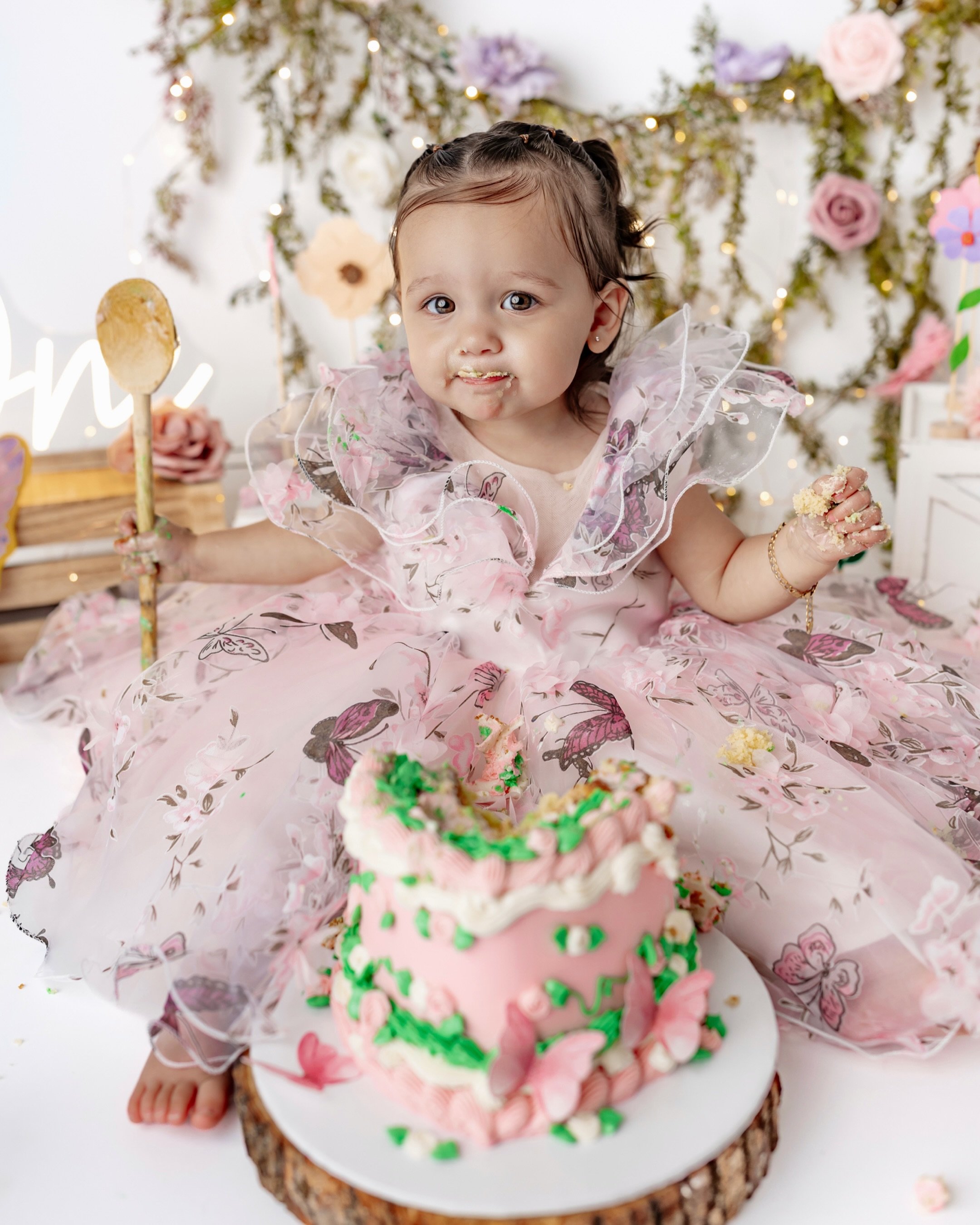 I absolutely loved putting this sweet fairytale cake smash together! ✨

Mom sent me inspiration photos, and we worked together to bring her vision to life using both my traditional flash setup and the light wall. I love when parents come to me with a