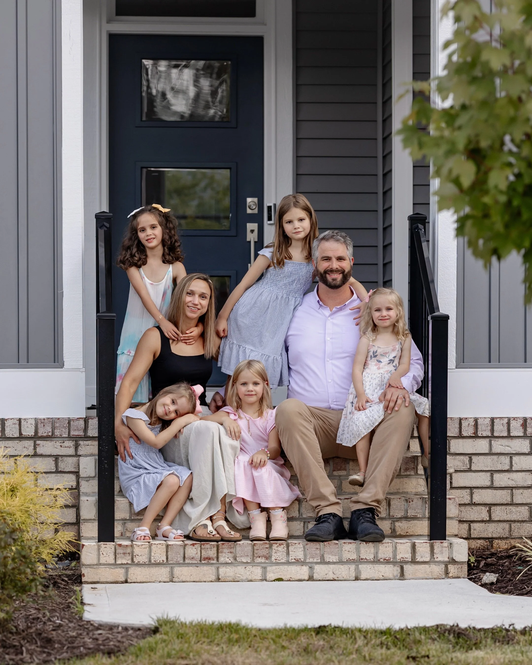 I&rsquo;ve loved teaming up with @kincaid_crew and @redkeyrva to offer front porch sessions as a gift to their clients and this one was just the cutest! 🏡

These girls were full of personality and couldn&rsquo;t wait to show off all of their moves i