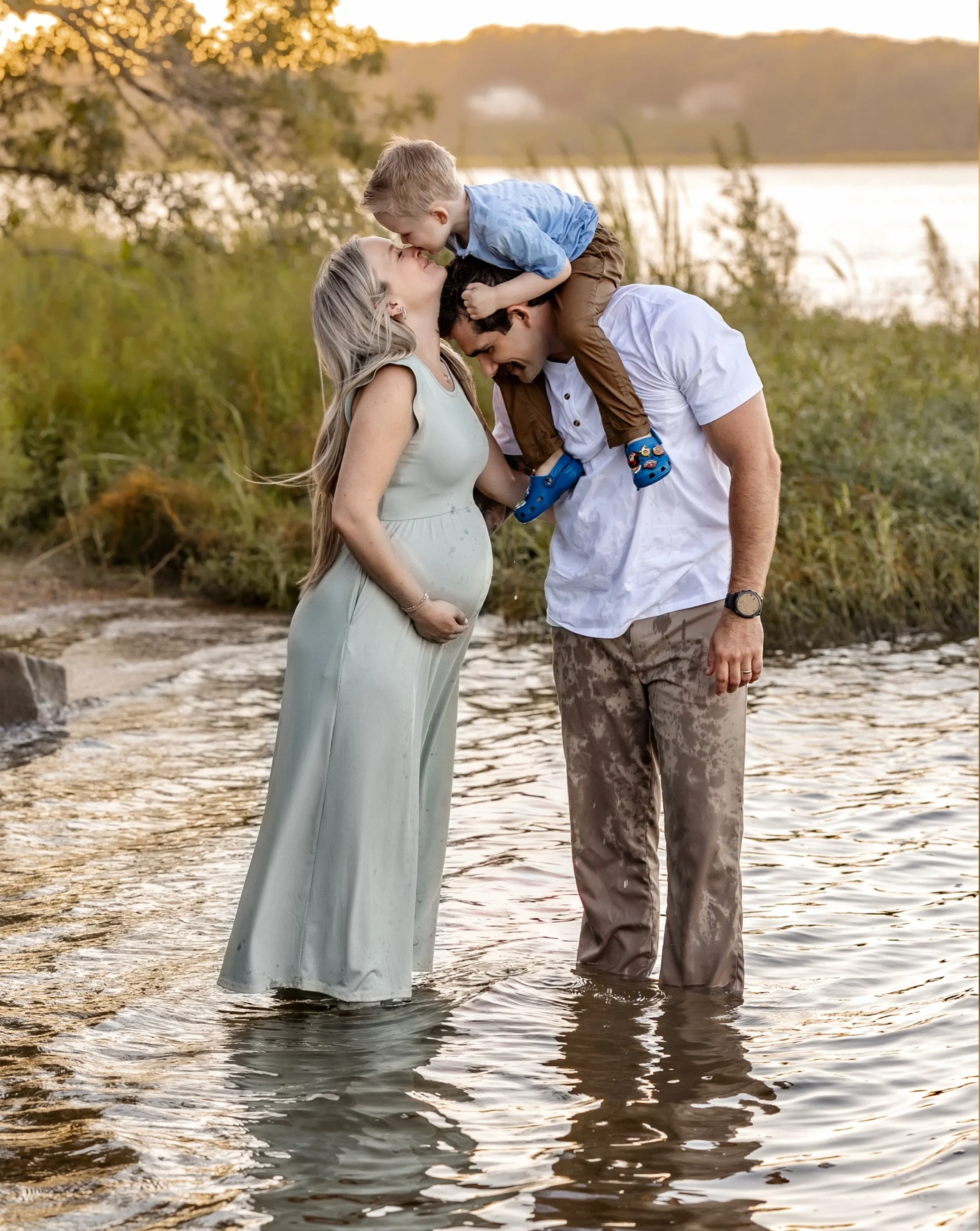 I loved this maternity session so much! 🤍 This is one of my favorite locations for maternity photos, especially with little ones. There&rsquo;s plenty of room for kids to explore and play, which makes it so easy to capture those natural moments in b