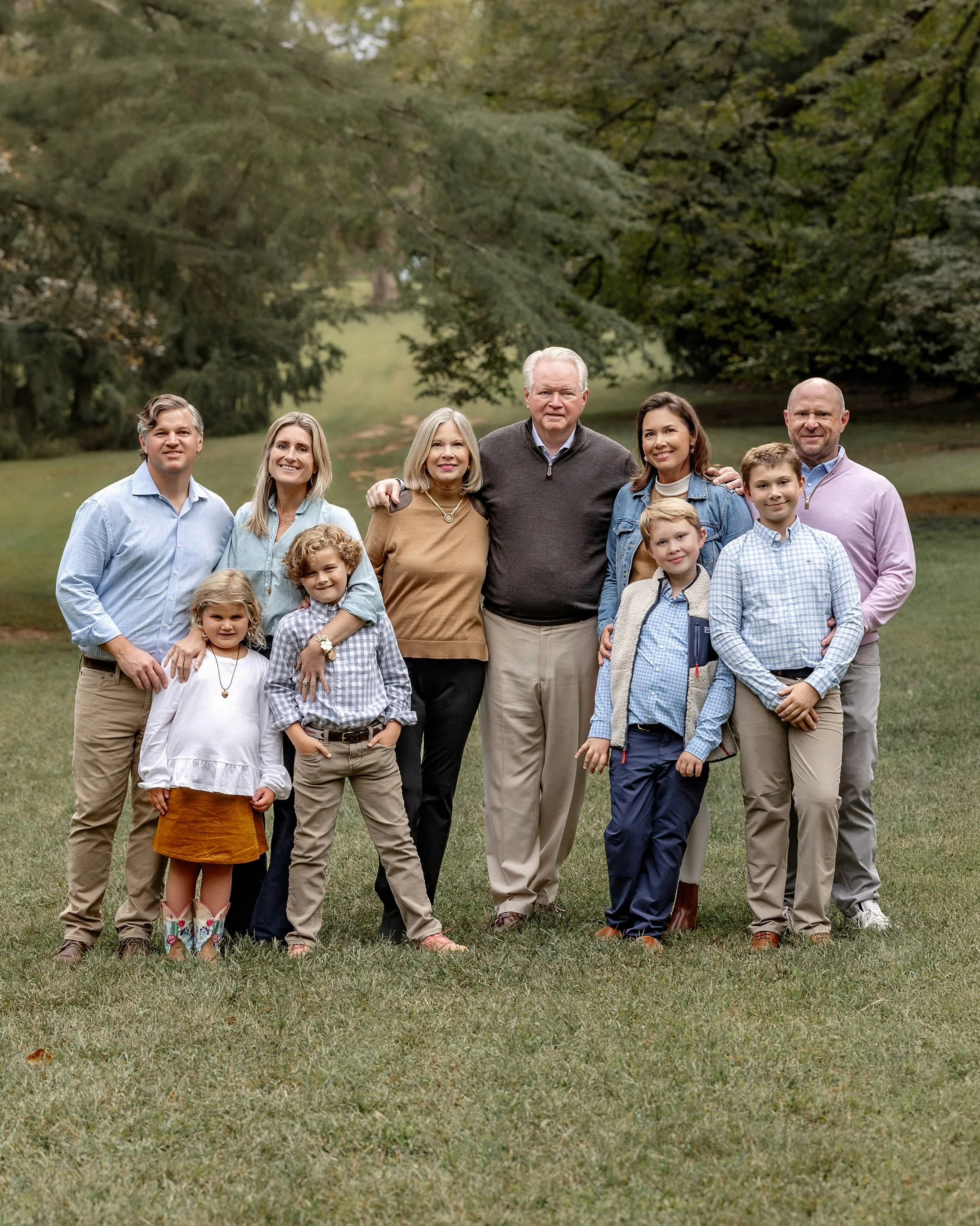 This time of year, so many families are getting together, and it&rsquo;s the perfect opportunity to update those extended family photos! 🍂

I love extended family sessions because we get SO many different combinations! Grandparents with grandkids, a