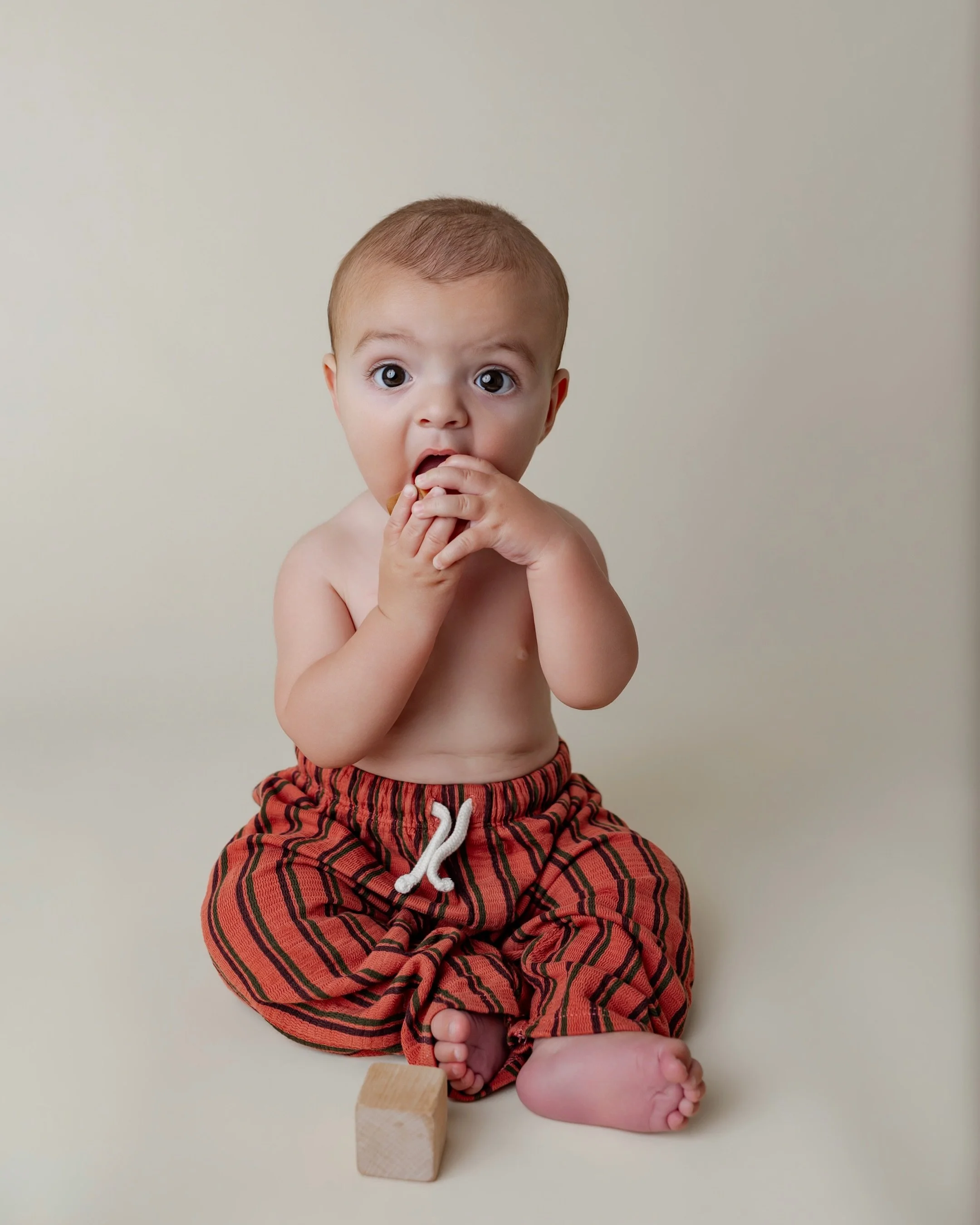 I need more 6&ndash;7 month milestone sessions in my life! 😍

Seriously, is there a cuter age?! They&rsquo;re sitting up, smiling BIG, discovering everything, and maybe even starting to crawl! So much personality in one little person! 

It&rsquo;s s