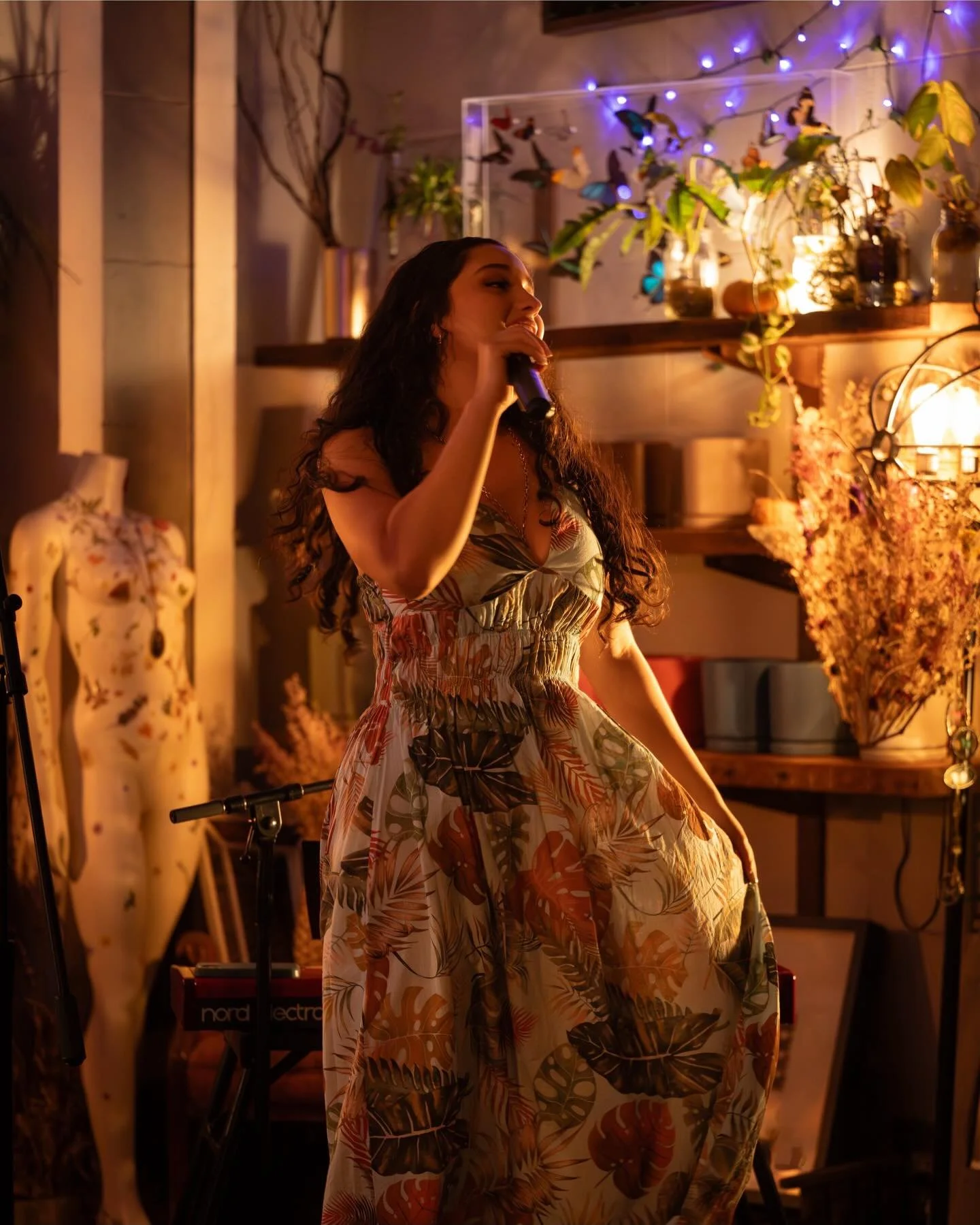 Photos from Nov 14th show at @littlegreenaplantbar 😍🌻🎤 Thank you soo much for having me @lglive_rwc !!
I have one more show this Friday Dec 19th with the band! Then we are off to Christmas break🥳🎄 I wonder what the new year will bring?👀
#indepe