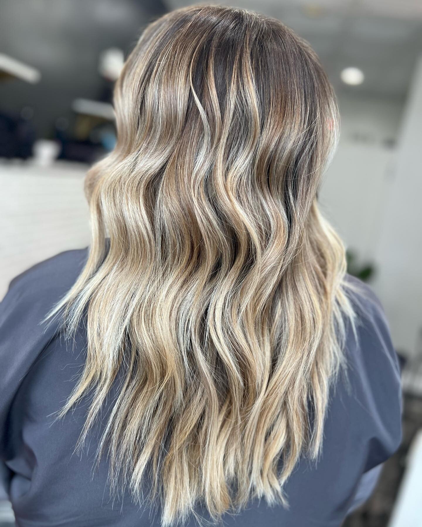 Rain, rain &mdash; go away.. can&rsquo;t you see @navisionbeauty is tryna slay?! Let&rsquo;s take a moment for this next level &bull; BRONDE BLEND &bull; for this #LuxeQueen!👑 

Do yourself a favor and book your next glow-up at the link in our bio. 