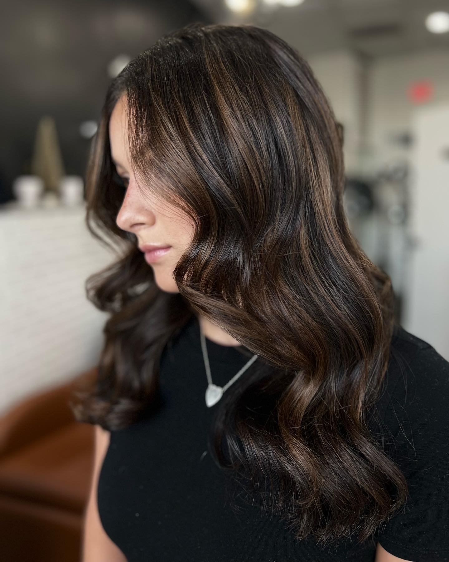 We thought blondes had more fun until @navisionbeauty took this &bull; BRUNETTE BEAUTY &bull; to the next level.✨💋👑

Get your summer appointments booked, #LuxeQueens! Hot girl summer looks amazing on you. #LuxeLabStudio #HairInspiration #BrunetteBa