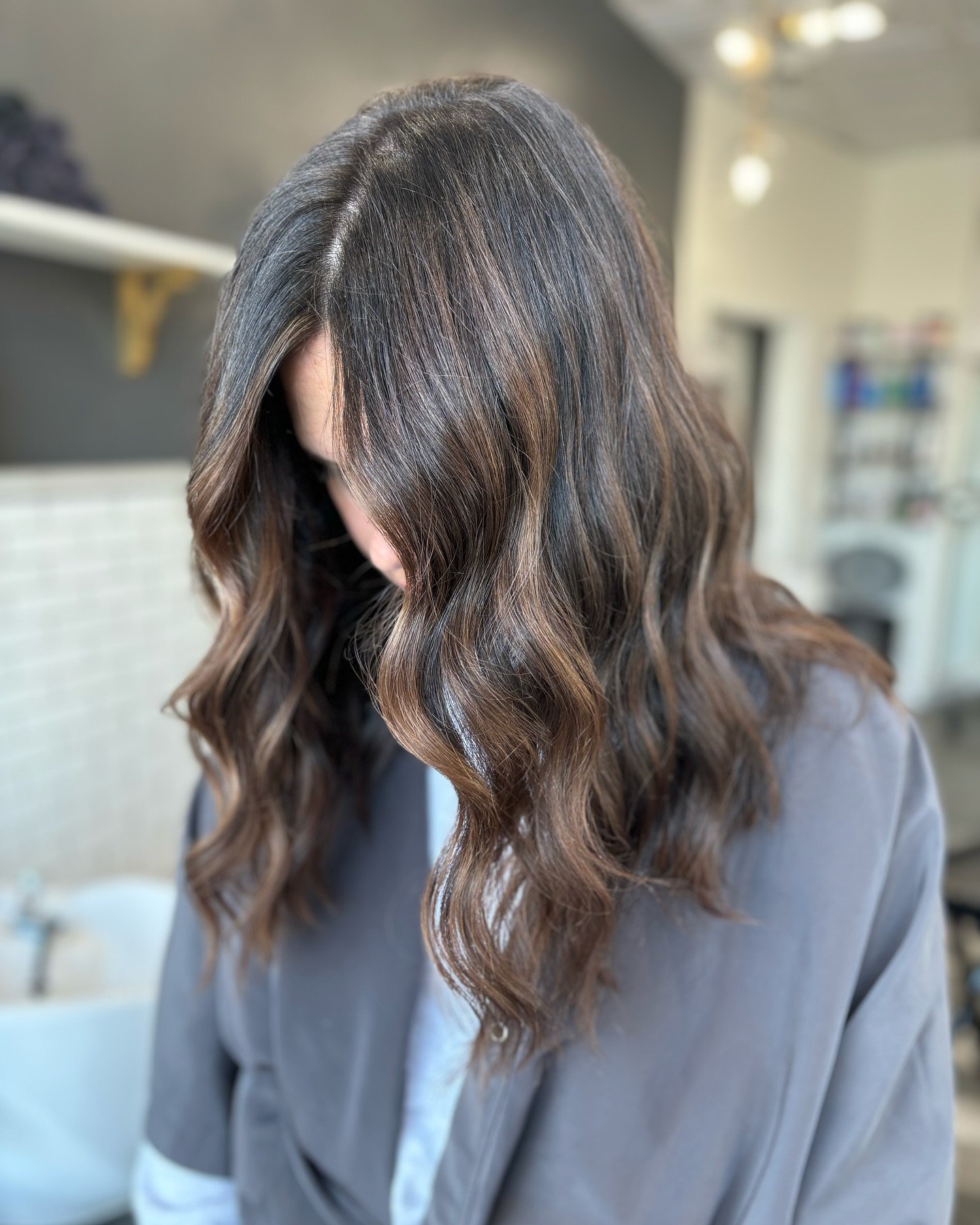BRUNETTE &bull; but make it dimensional ✨ @hairbyemily.sullivan just serving up depth, shine, and those just-right blends for this #LuxeQueen. 

#LuxeLabStudio #HairInspiration #HairTransformation
