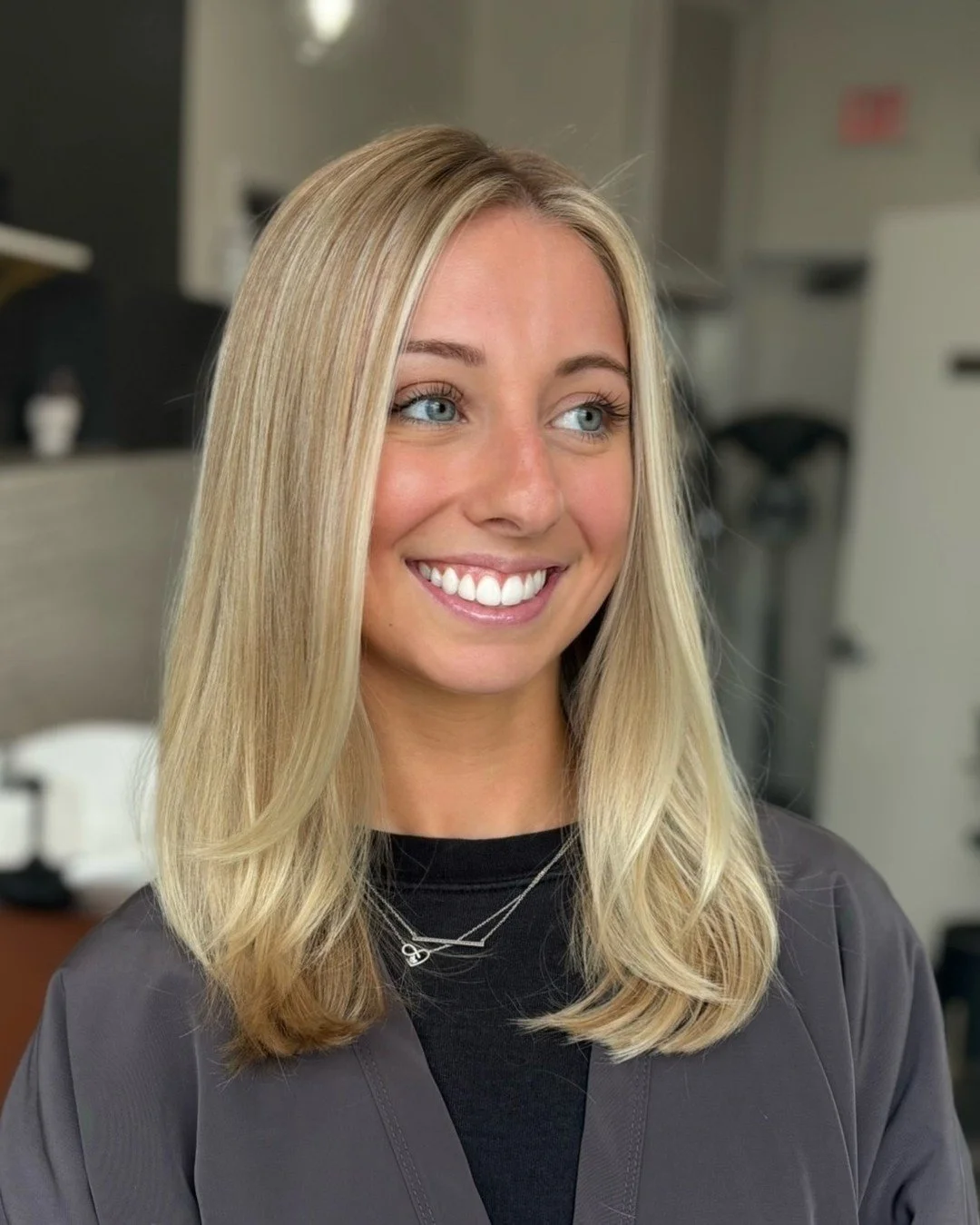 Bright lived-in Blonde.

Stylist @hairbyemily.sullivan 

#bostonhair #bostonhairsalon #blondespecialist #livedinhair #blonde #brightblonde