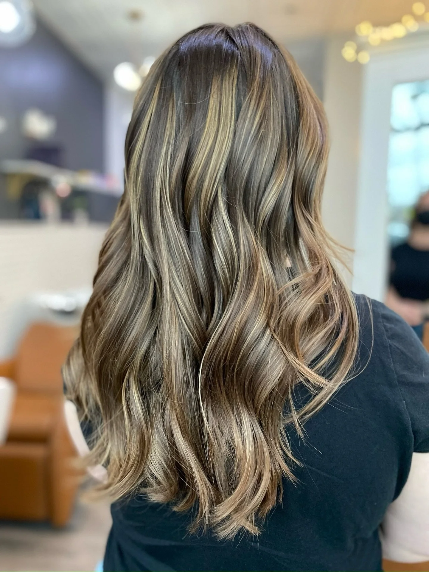 Effortless Bronde Ribbons 🤎

Stylist @ericascissorhands12 

#winterblonde #bostonhairstylist #bostonhairsalon #brunettebalayage #bostonbalayage