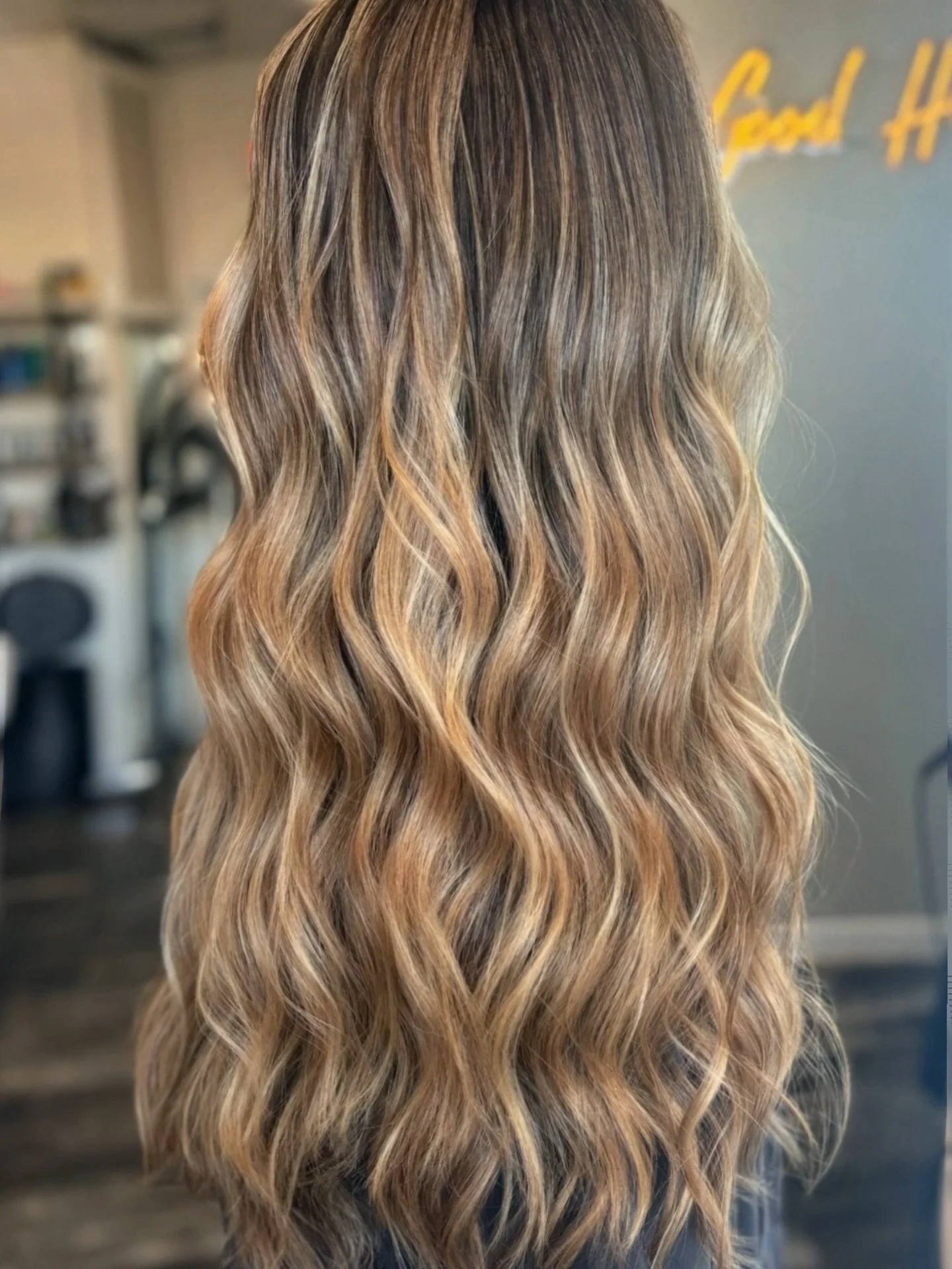 A very well designed blonde. 👆🏼
Soft, natural grow-out with strategic placement to preserve length between visits.
Intentional from root to end.

Stylist: @hairbyemily.sullivan 
Save this for your next hair inspo + book ahead! 

#LivedIncolor #Dime