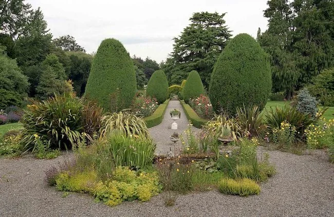 A botanical garden in Ireland whose professional gardeners use a Landmark Greenhouse