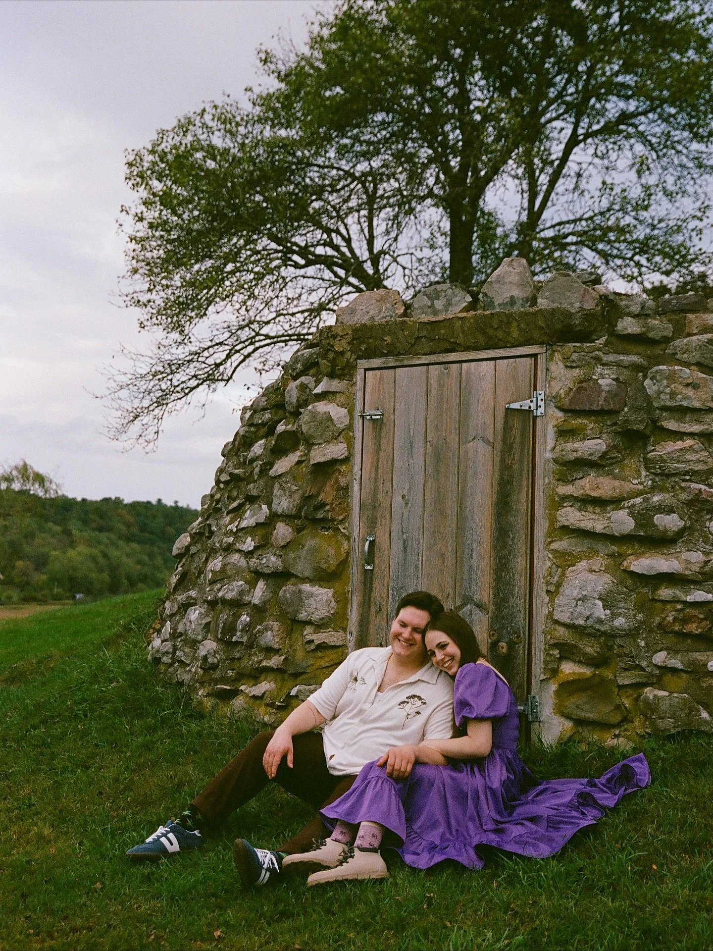this engagement photoshoot brought to you by joy, whimsy, and an extraordinarily patient rooster 🐓 🐄 🐖 🐐 🫏 💍 

💕 @tamerlainesanctuary 
📸 @justinmccallumphoto