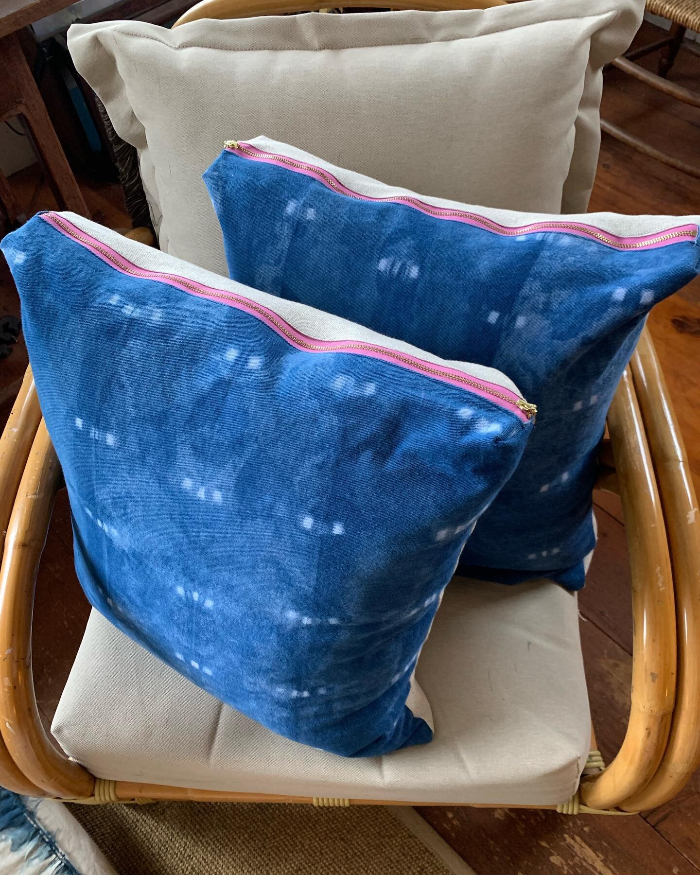 💗 Creating the perfect Pillow for the Perfect place 💙
Take a look at the process - fabric to sewing to special zippers to make them pop @sullivanstrim  to a special friends apartment! #nantucketstyle #nantucket #indigogypsyinDC #indigo #shibori #fa