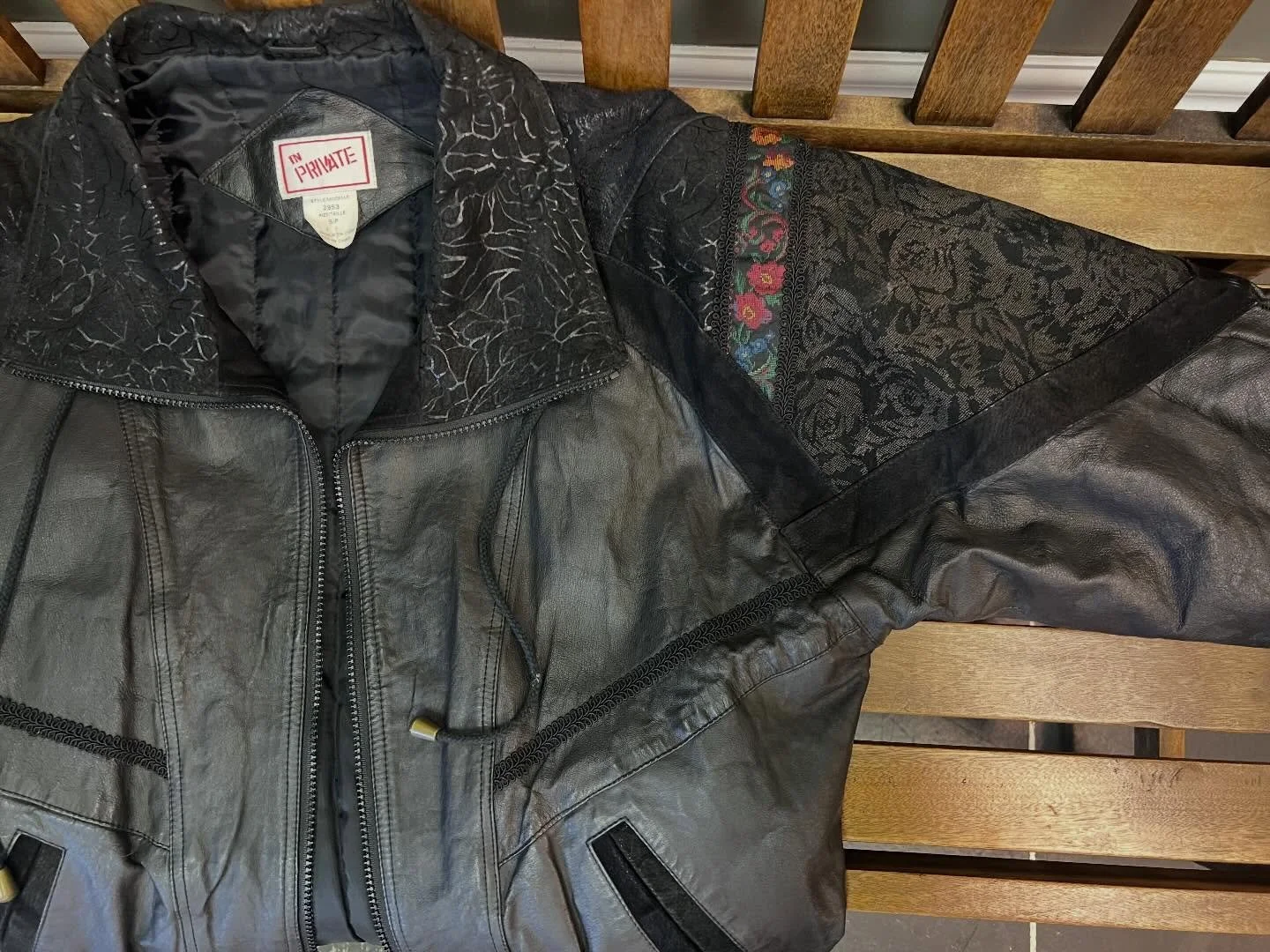 Pssss&hellip; we are re opening to public Saturday January 31st , 12-5 pm . 

Lots of cool clothing and coats including this one !! 

Located in The Curator beside Art Therapy Corp .

🌹