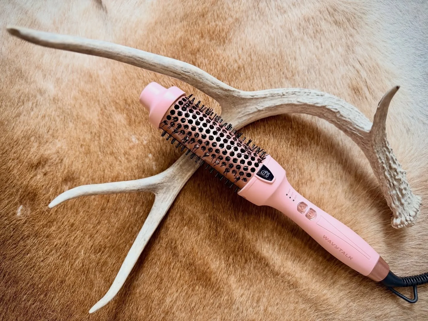 The @wavytalkofficial Thermal Round Brush is the kind of tool that doesn&rsquo;t just curl your hair &mdash; it wrangles it into submission. She heats up quick, smooths like a prairie breeze, and gives you that big, bouncy, rodeo-queen volume without