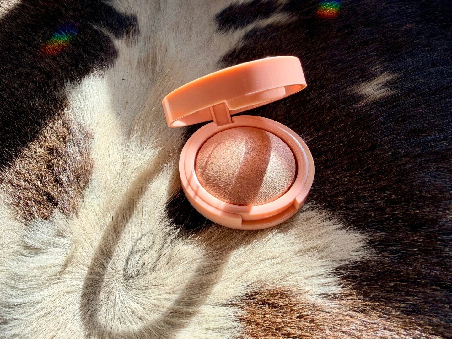 The e.l.f. Halo Glow Highlighter in Blush Money has absolutely no business being this pretty for the price. ✨⁠
⁠
This shade gives the most gorgeous glowy pink champagne highlight without looking chunky, glittery, or like you accidentally fell face-fi