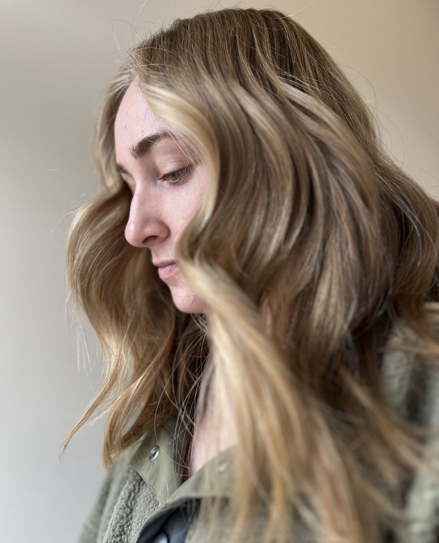 This beige blonde deserves financial compensation for how hard she&rsquo;s working. ✨⁠
⁠
Soft dimension, creamy ribbons, brightness in all the right places, and somehow still low-maintenance enough for a busy mom who barely has time to drink her coff