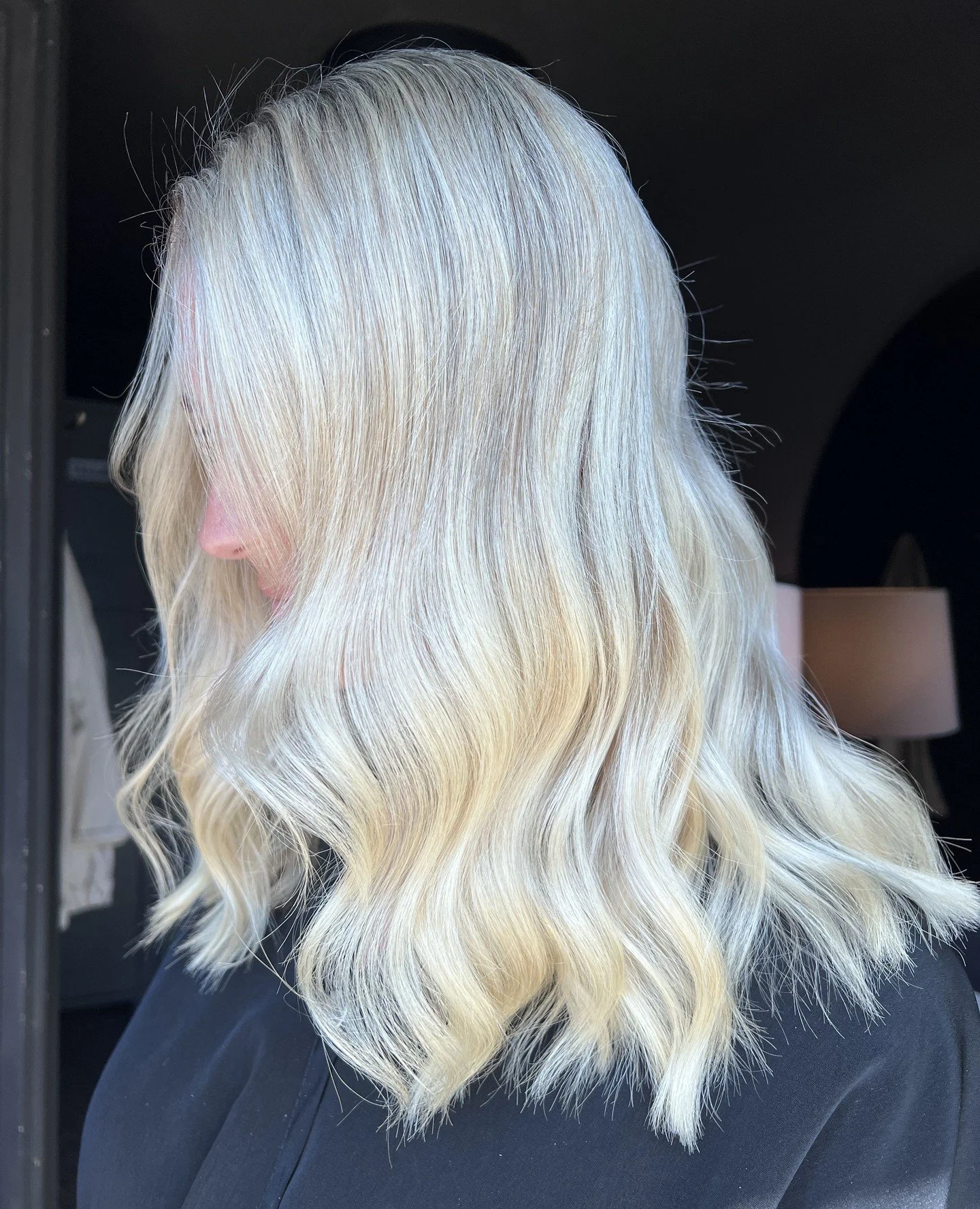 Vanilla blonde is for the girls who want to look expensive without looking like they fought for their life with a purple shampoo bottle. ✨⁠
⁠
Creamy brightness, soft dimension, and that buttery vanilla tone that somehow makes your skin glow and your 