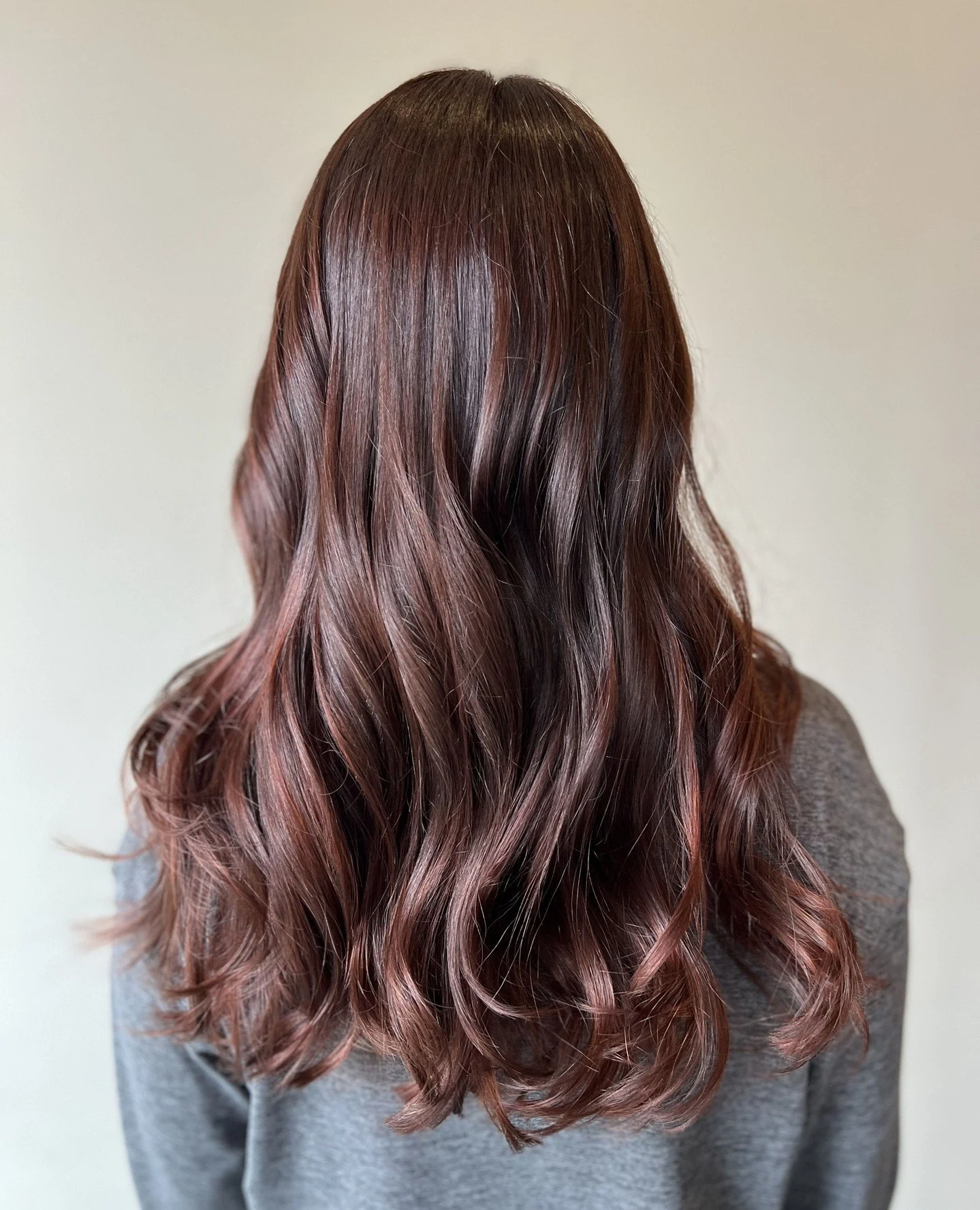 This redwood copper is what happens when rich brunette energy and fiery redhead confidence have a dangerously attractive baby. ✨🌲🔥⁠
⁠
Deep cinnamon, warm auburn, hints of copper in the sunlight&hellip; this color looks like she owns expensive candl