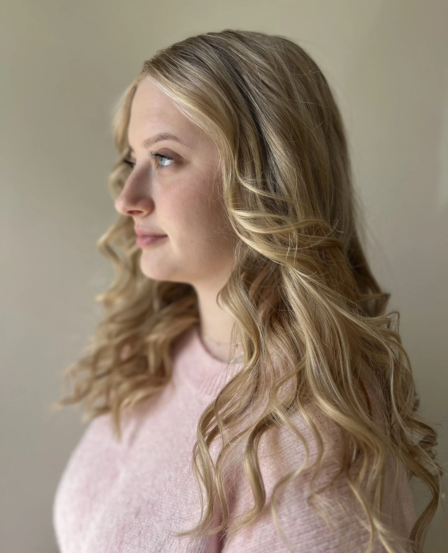 Bright honey blonde is for the girls who want to look sunkissed, expensive, and mildly unattainable without committing to the maintenance schedule of a full platinum identity crisis. ✨🍯⁠
⁠
This color has the perfect mix of brightness and warmth&mdas