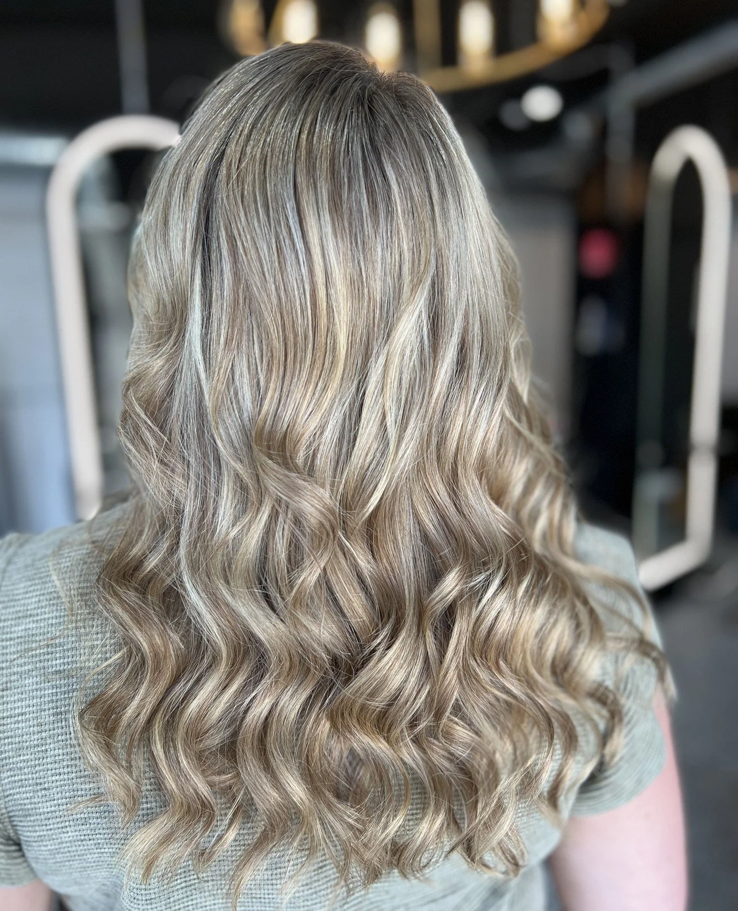 This beige blonde deserves financial compensation for how hard she&rsquo;s working. ✨⁠
⁠
Soft dimension, creamy ribbons, brightness in all the right places, and somehow still low-maintenance enough for a busy mom who barely has time to drink her coff