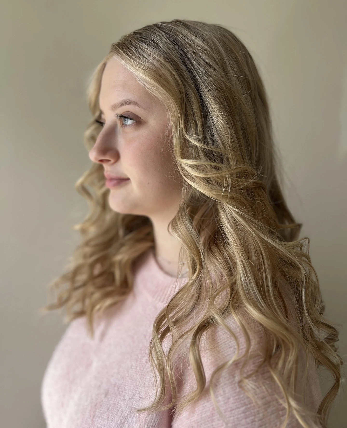 Bright honey blonde is for the girls who want to look sunkissed, expensive, and mildly unattainable without committing to the maintenance schedule of a full platinum identity crisis. ✨🍯⁠
⁠
This color has the perfect mix of brightness and warmth&mdas