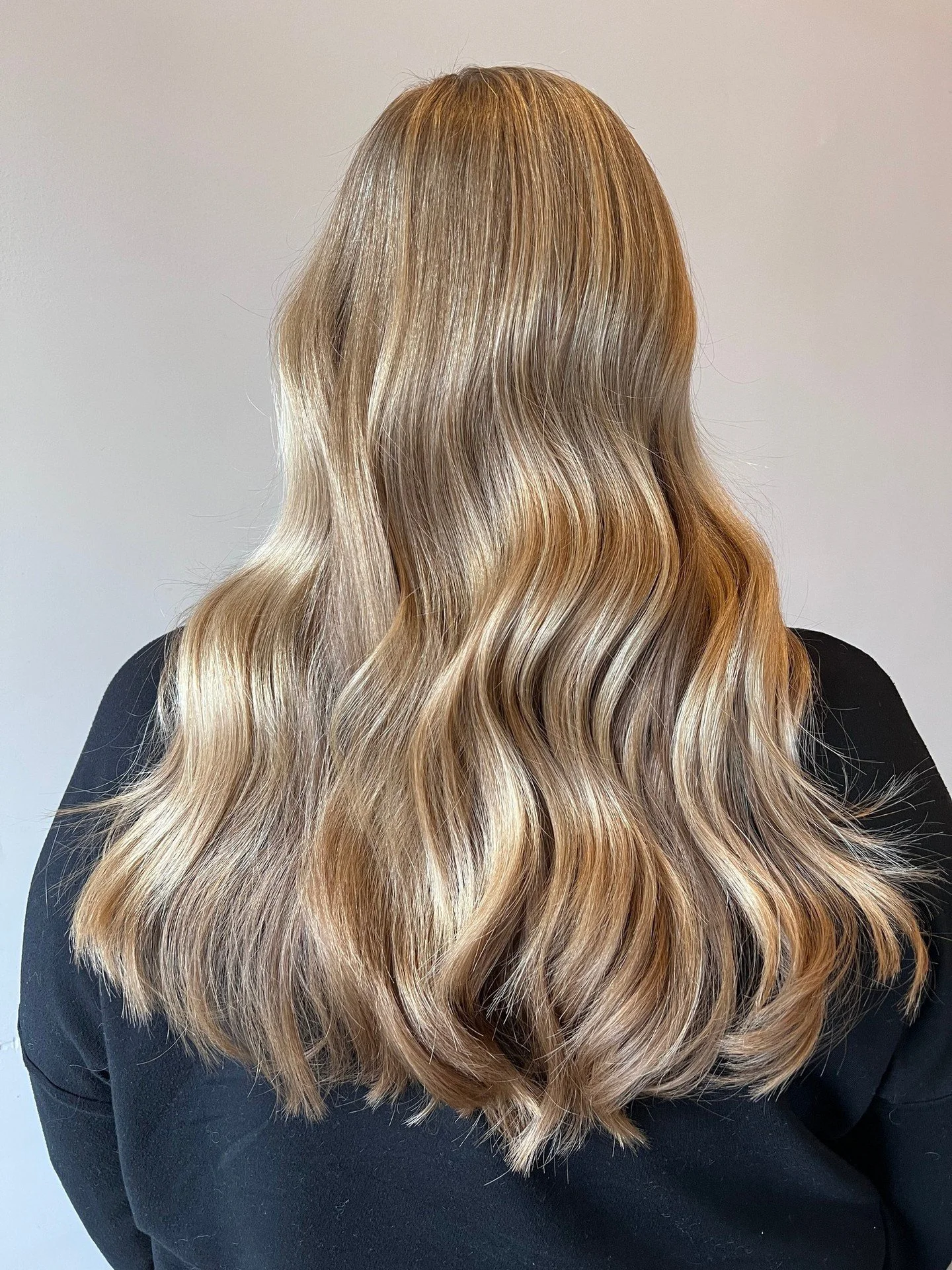 Mirror-like shine, hair so glossy it's a head-turner! 💫✨ Embrace the luster with hair that reflects brilliance. A glossy mane is not just a style, it's a statement of vibrant health and beauty. Shine on, effortlessly!