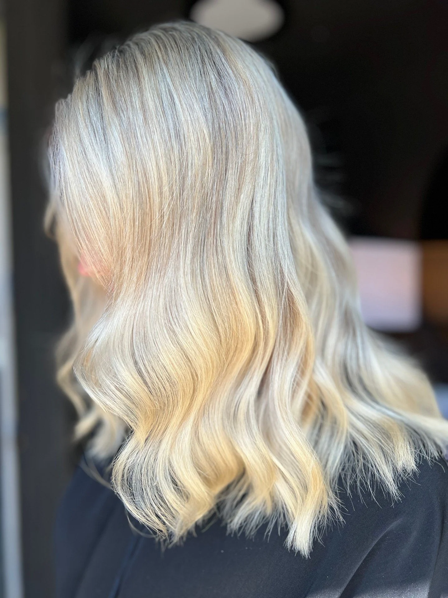 ✨ Transforming ordinary into extraordinary! Just look at this stunning creamy vanilla blonde highlight I crafted for my lovely client. It&rsquo;s all about those radiant layers that catch the light perfectly. Who else is dreaming of a sun-kissed glow
