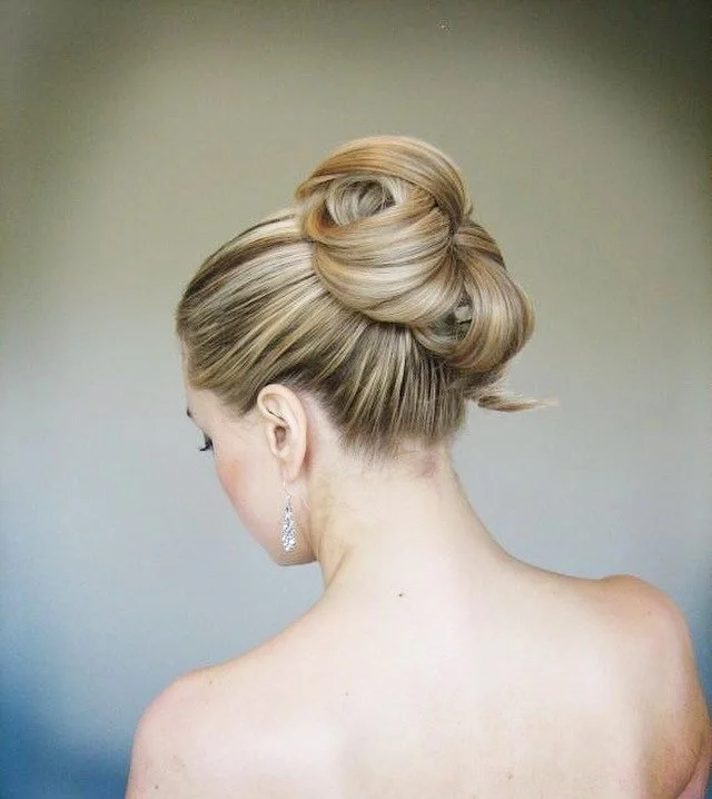 Throwback Thursday to one of my favorite soft glam updos! ✨💁&zwj;♀️ There&rsquo;s something magical about effortlessly chic styles that make you feel like a goddess. This look captures that perfect blend of elegance and ease&mdash;ideal for those sp