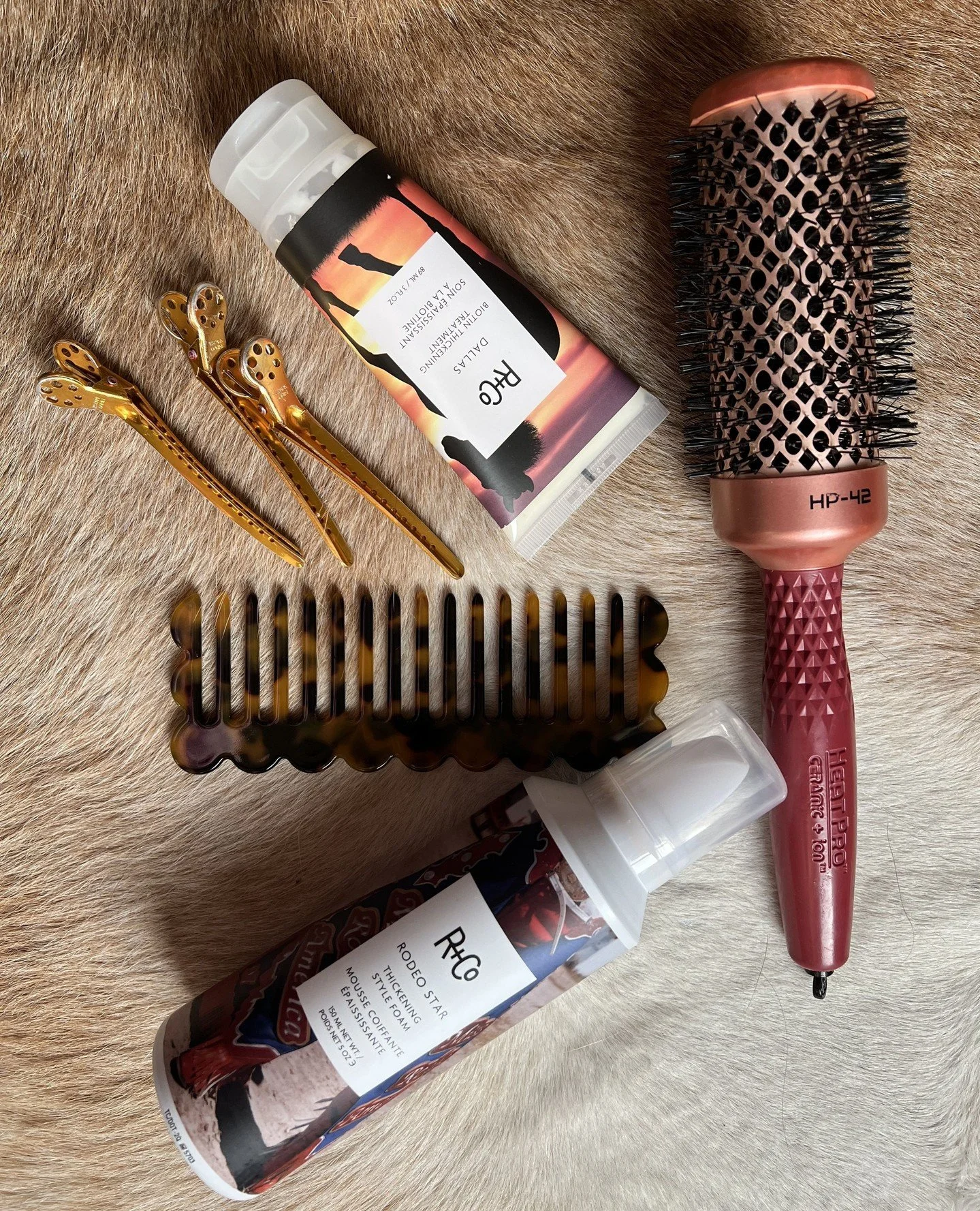 ✨ The Secret to a Salon Blowout at Home ✨⁠
⁠
People always ask me how to get that smooth, bouncy, "I just left the salon" hair&mdash;and the truth is, it's not one magic product. It's the right routine.⁠
⁠
Here's exactly how I do it:⁠
⁠
🫧 