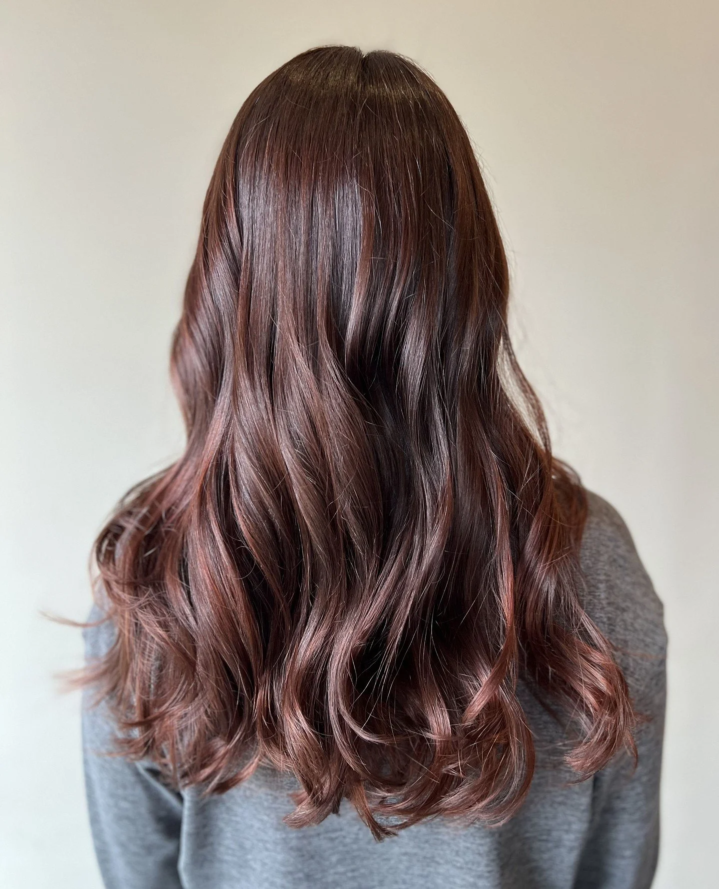 This redwood copper is what happens when rich brunette energy and fiery redhead confidence have a dangerously attractive baby. ✨🌲🔥⁠
⁠
Deep cinnamon, warm auburn, hints of copper in the sunlight&hellip; this color looks like she owns expensive candl