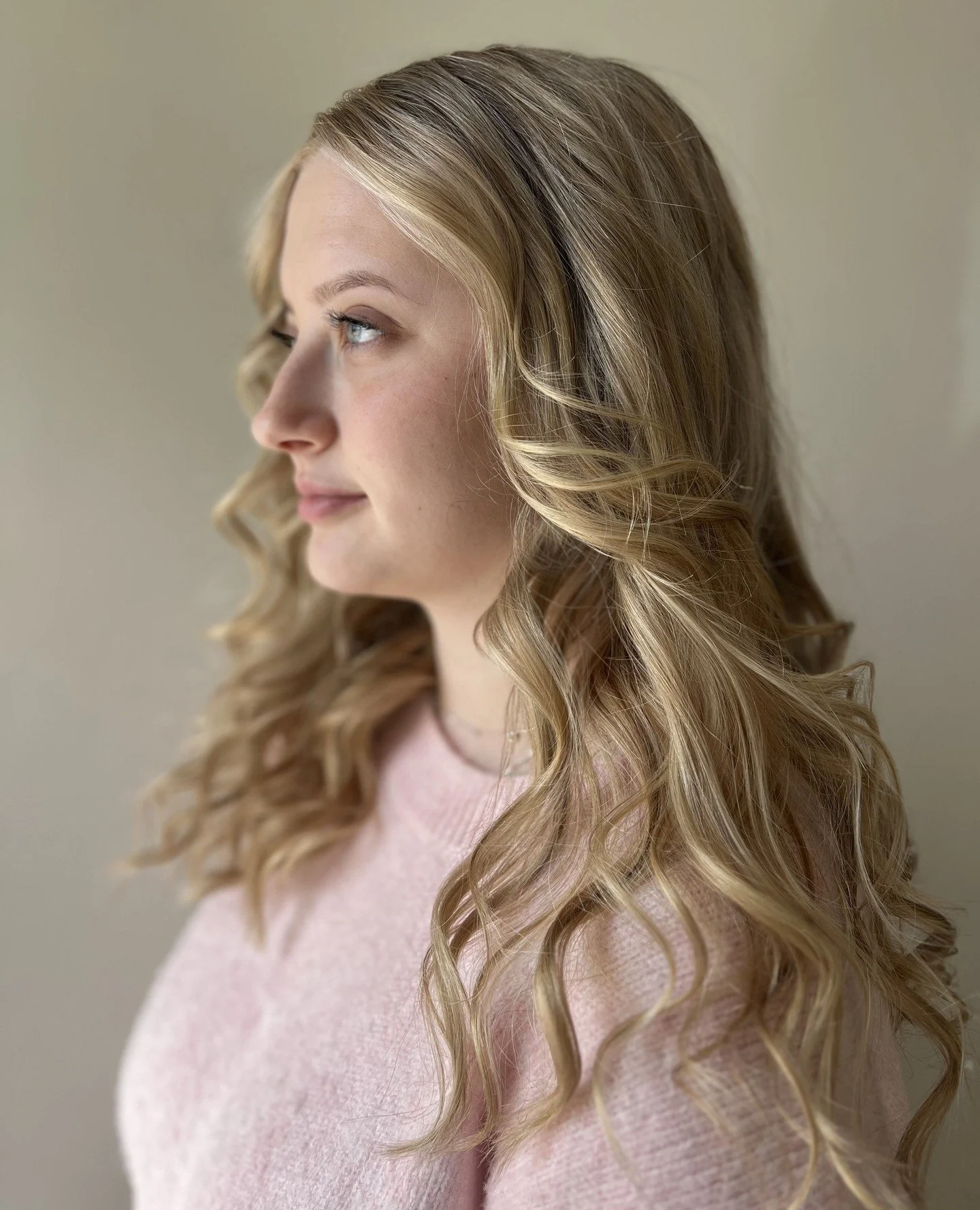 Bright honey blonde is for the girls who want to look sunkissed, expensive, and mildly unattainable without committing to the maintenance schedule of a full platinum identity crisis. ✨🍯⁠
⁠
This color has the perfect mix of brightness and warmth&mdas