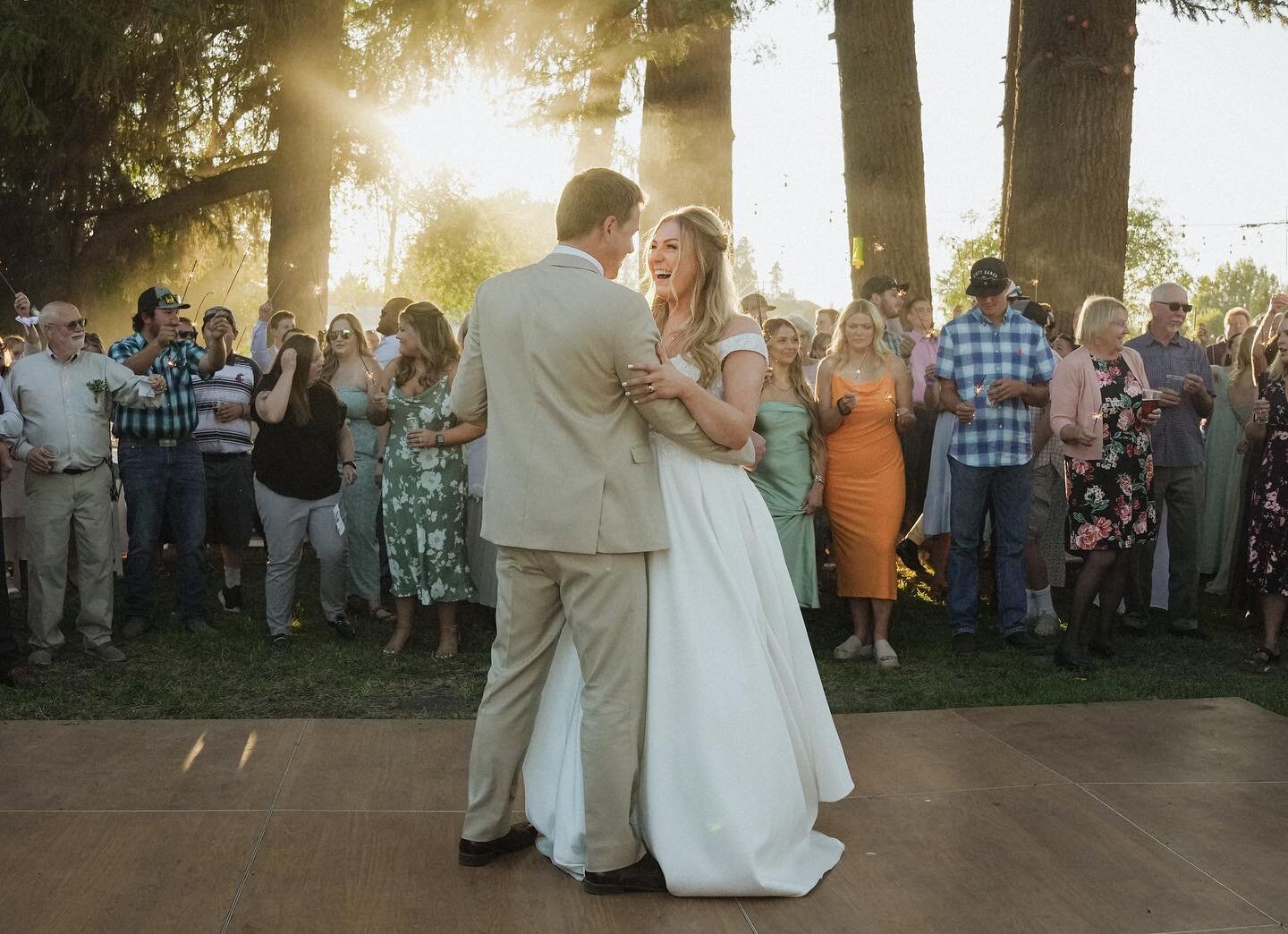 Traded golden hour photos for a first dance at sunset, 11/10 romantic💛

#backyardwedding #weddingfirstdance #spokanewedding #destinationweddingphotographer #ellensburgweddingphotographer #cleelumweddingphotographer #yakimaweddingphotographer